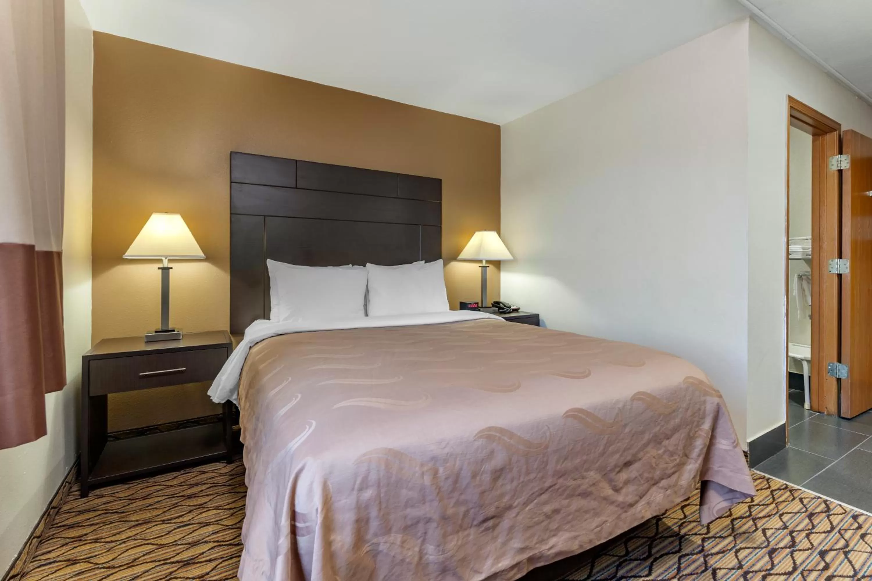 Queen Suite - Non-Smoking in Quality Inn New London