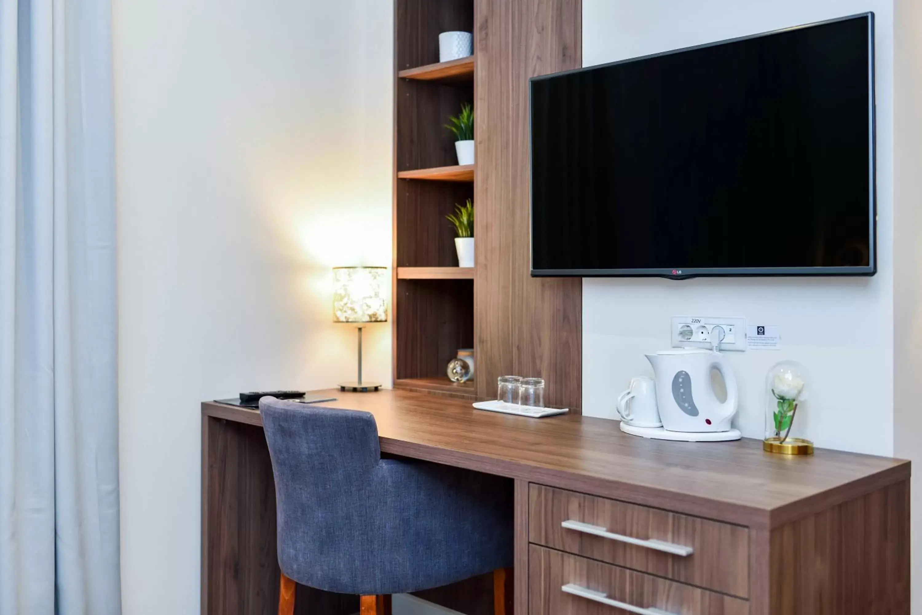 TV and multimedia in Hotel Opera Garni TV and multimedia in Hotel Opera Garni