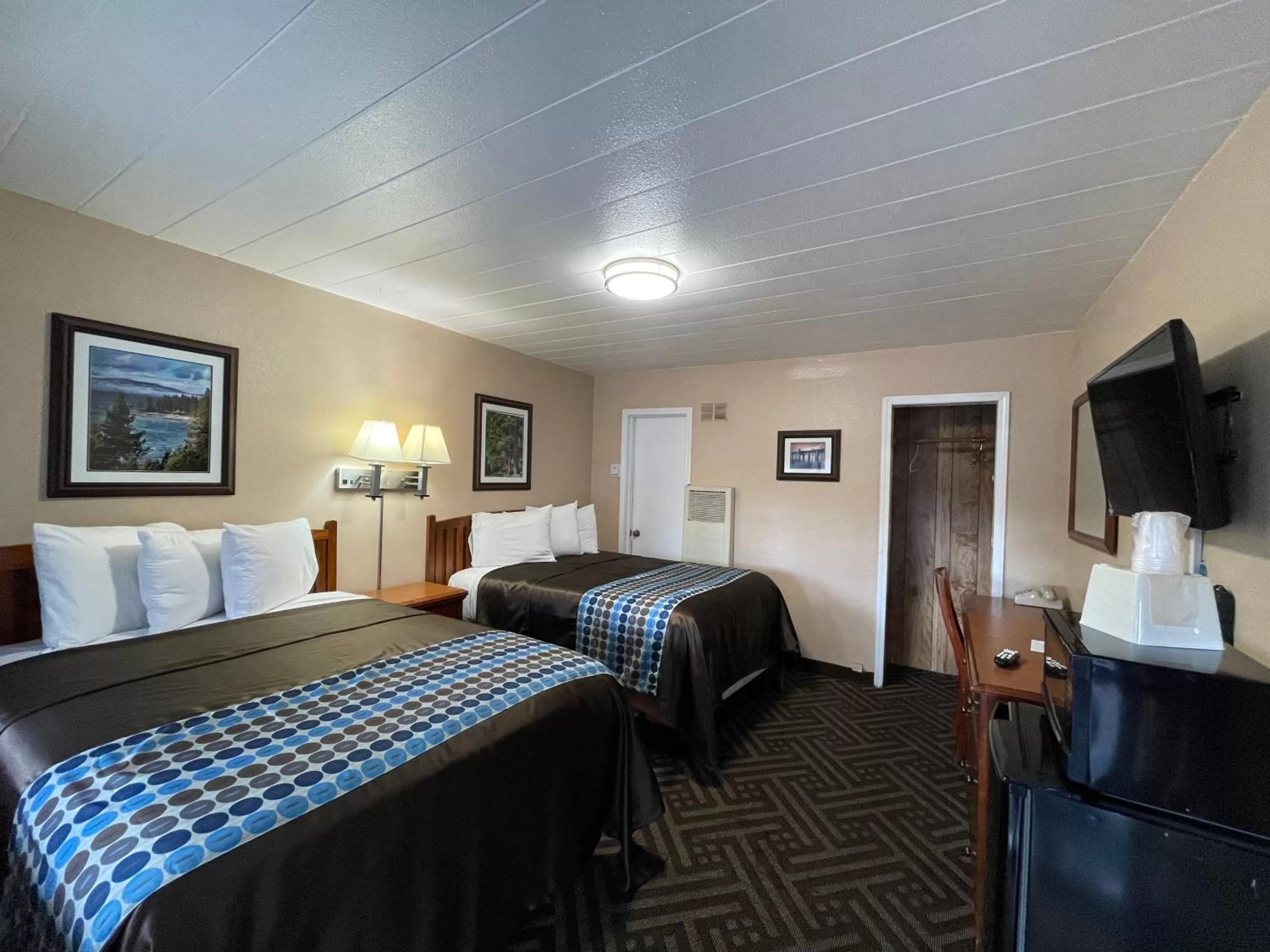 Bed in Tahoe Hacienda Inn