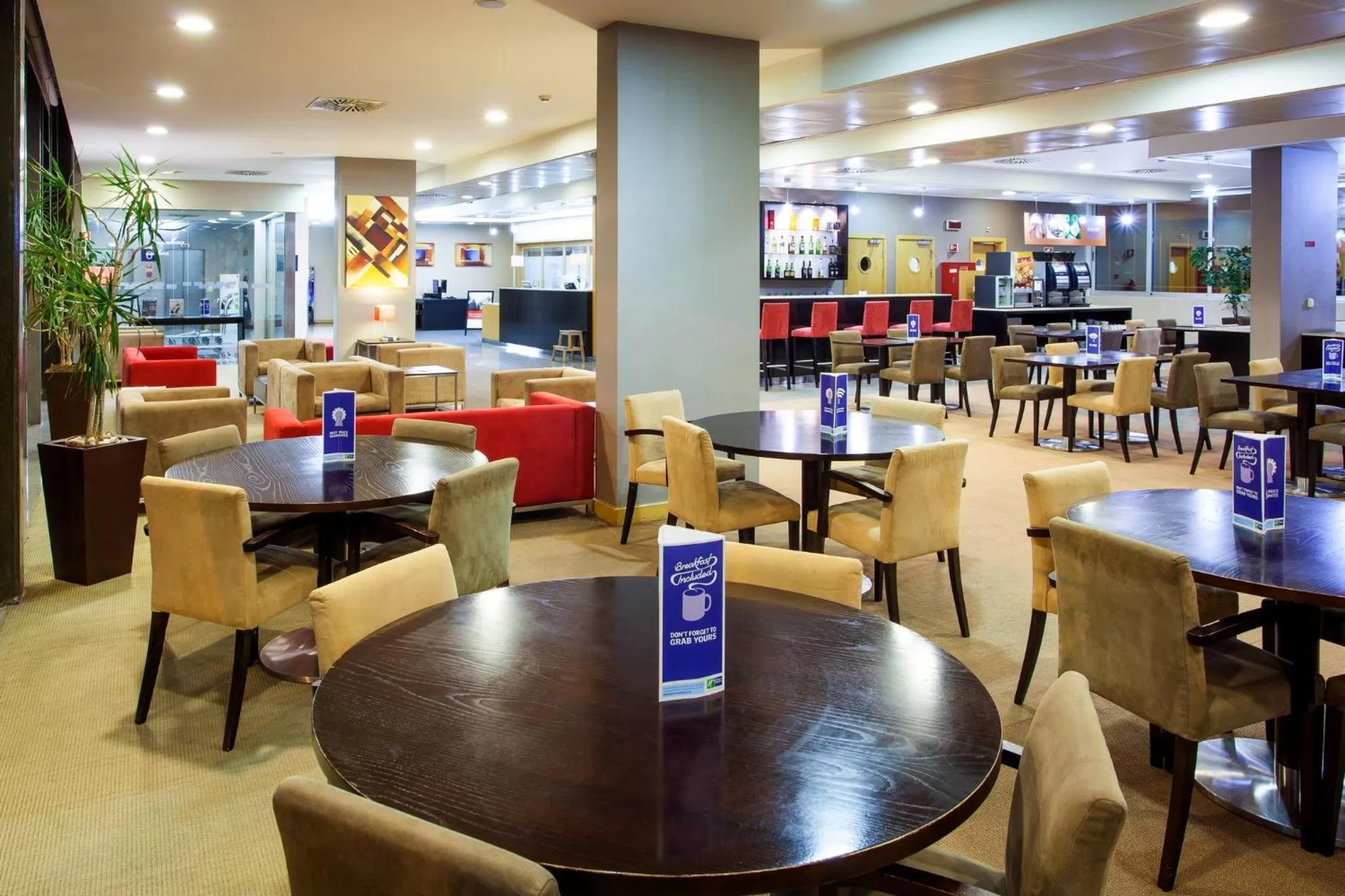 Restaurant/places to eat in Holiday Inn Express Lisbon-Oeiras by IHG