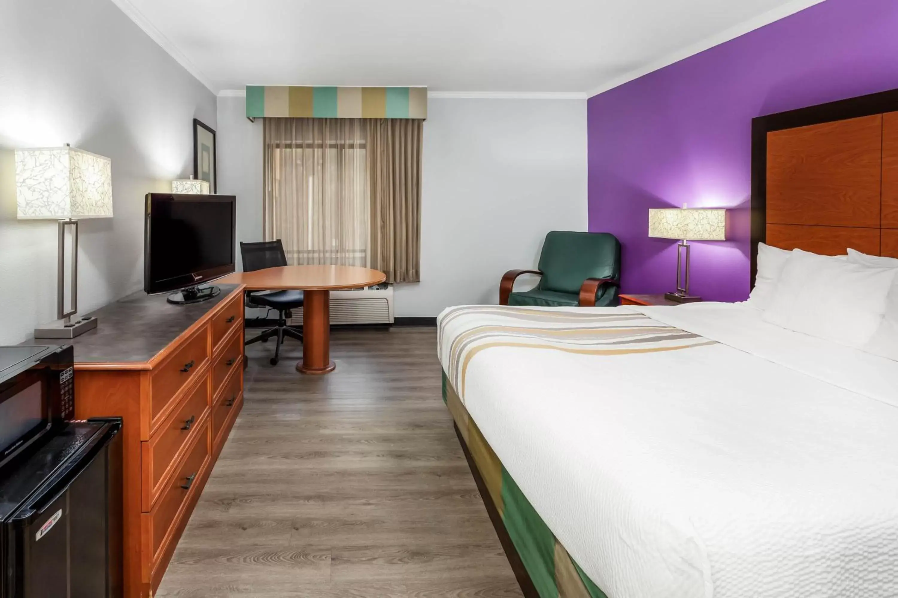 TV and multimedia, TV/Entertainment Center in La Quinta Inn Birmingham - Inverness