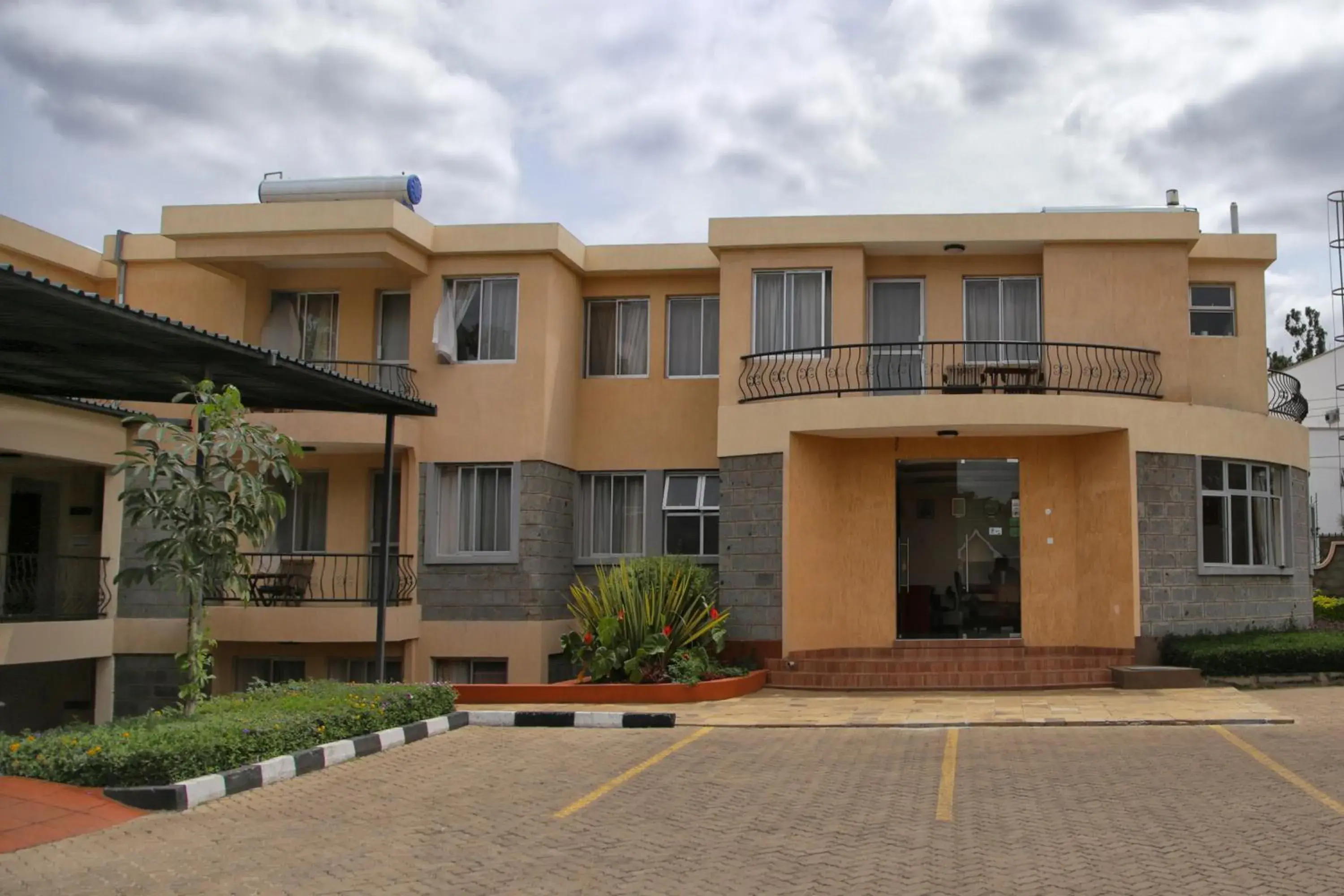 Facade/entrance, Property Building in Longview Suites Hotel