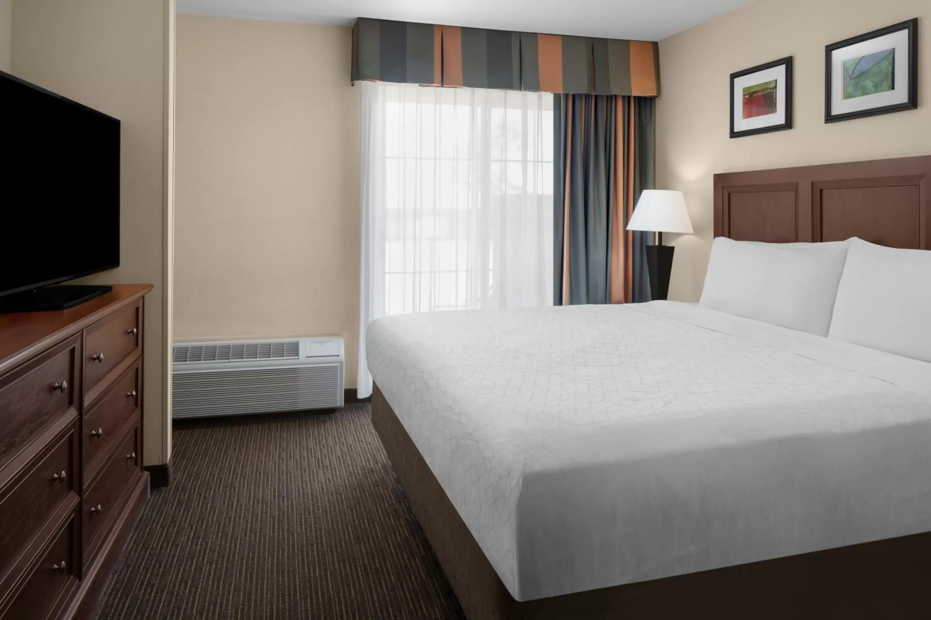 Bedroom, Bed in Holiday Inn Express Hotel & Suites Scottsdale - Old Town, an IHG Hotel
