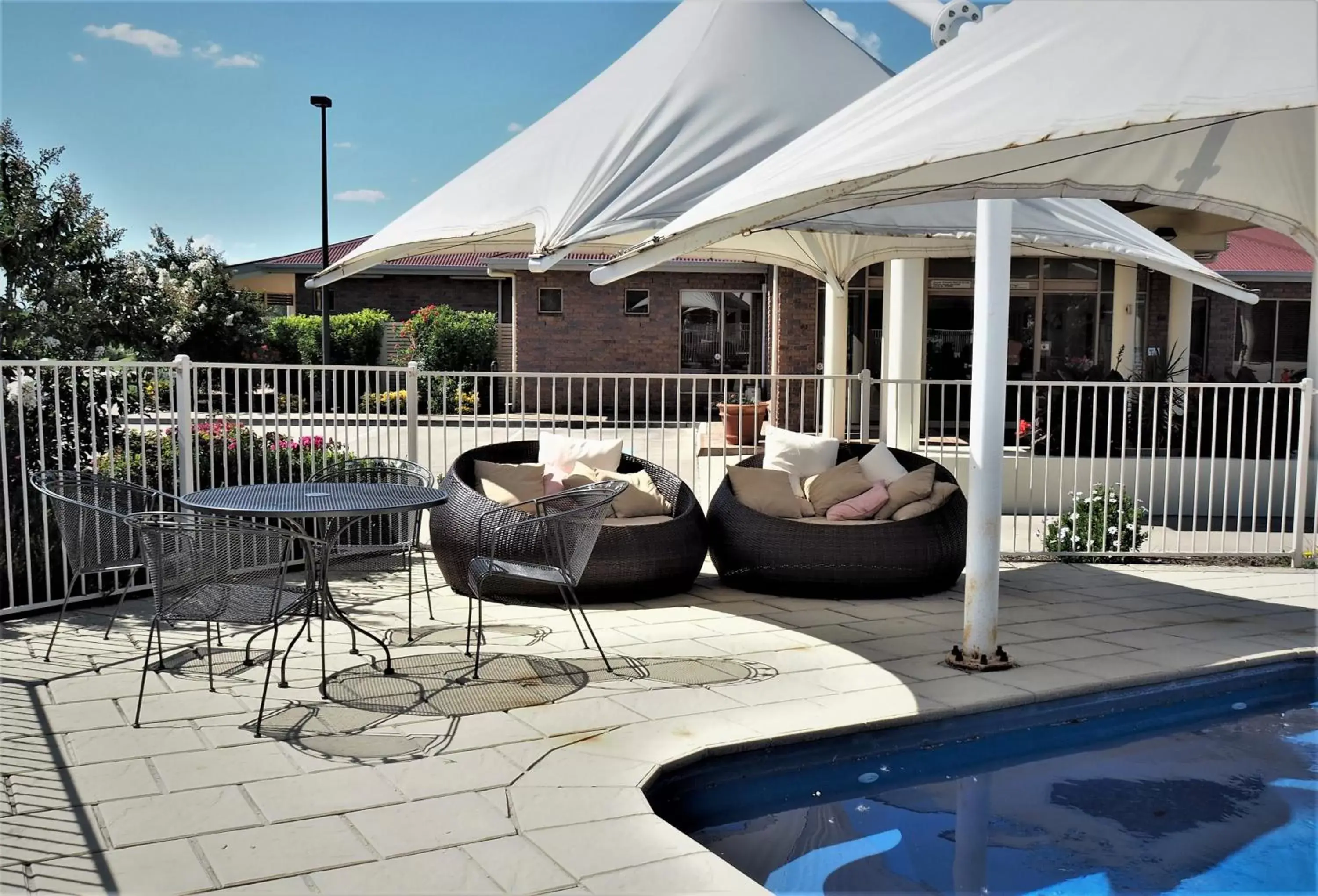 Patio, Swimming Pool in Pittsworth Motor Inn