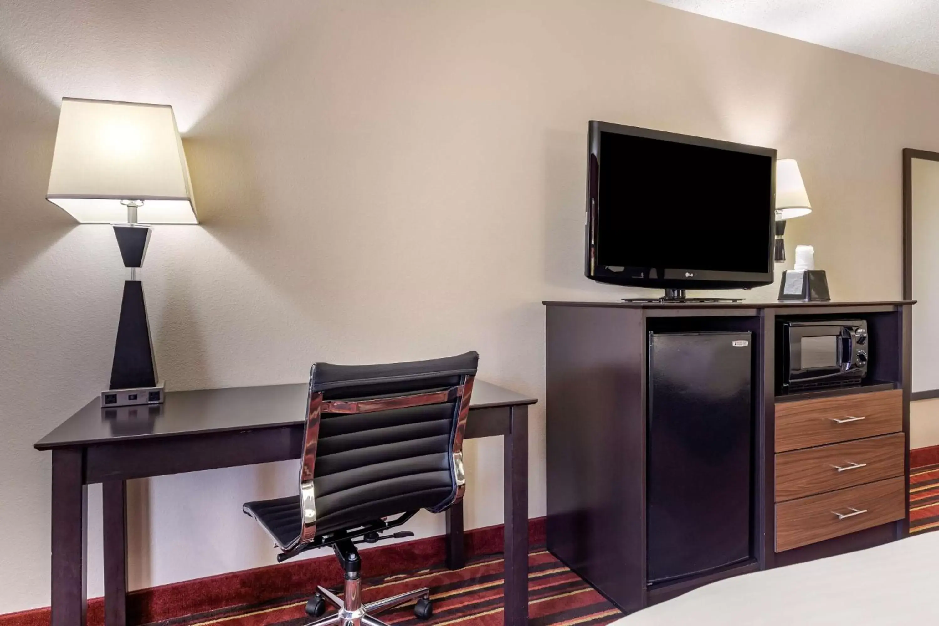 Bedroom, TV/Entertainment Center in Best Western Lindale Inn