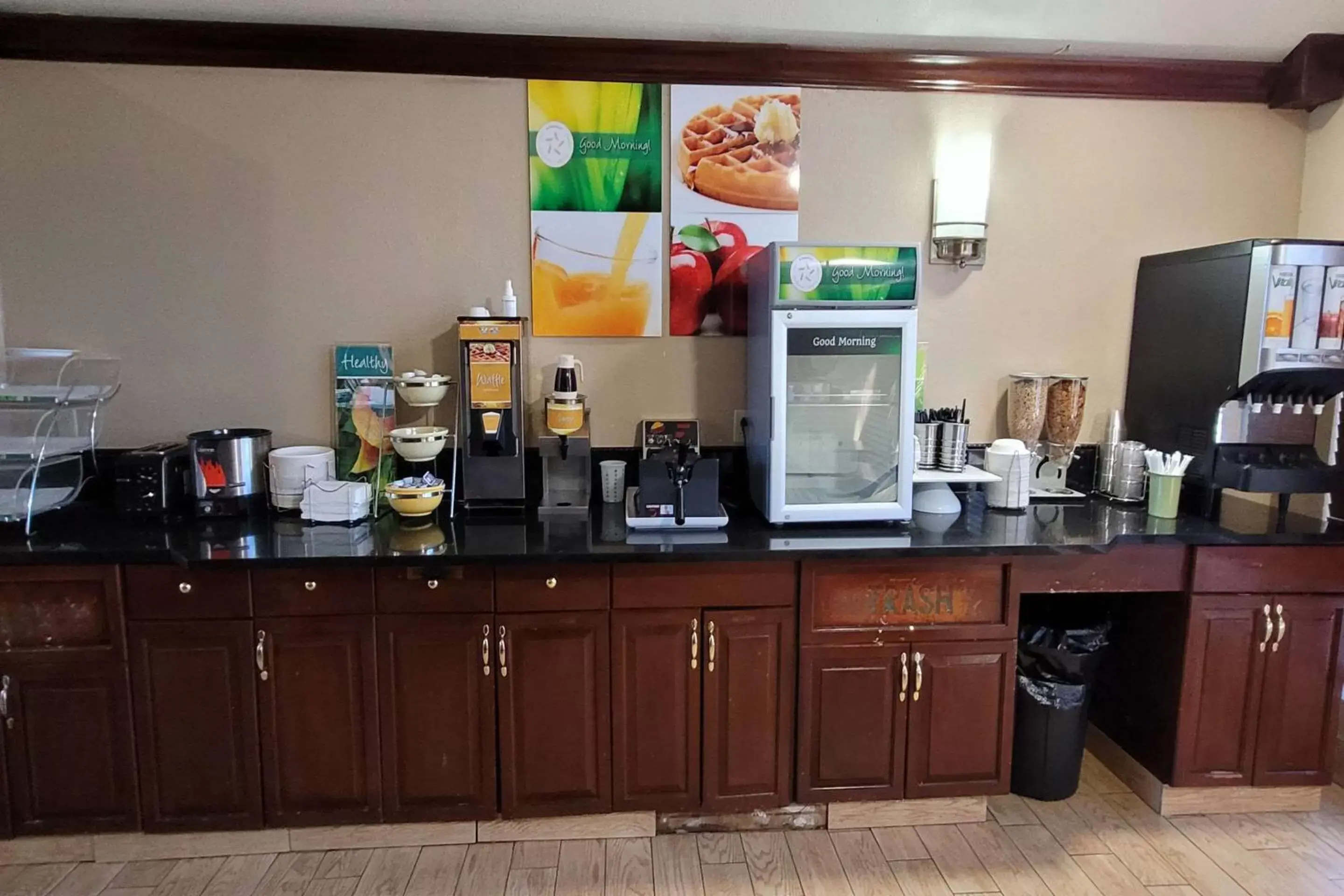 Breakfast, Kitchen/Kitchenette in Quality Inn & Suites Columbia I-70