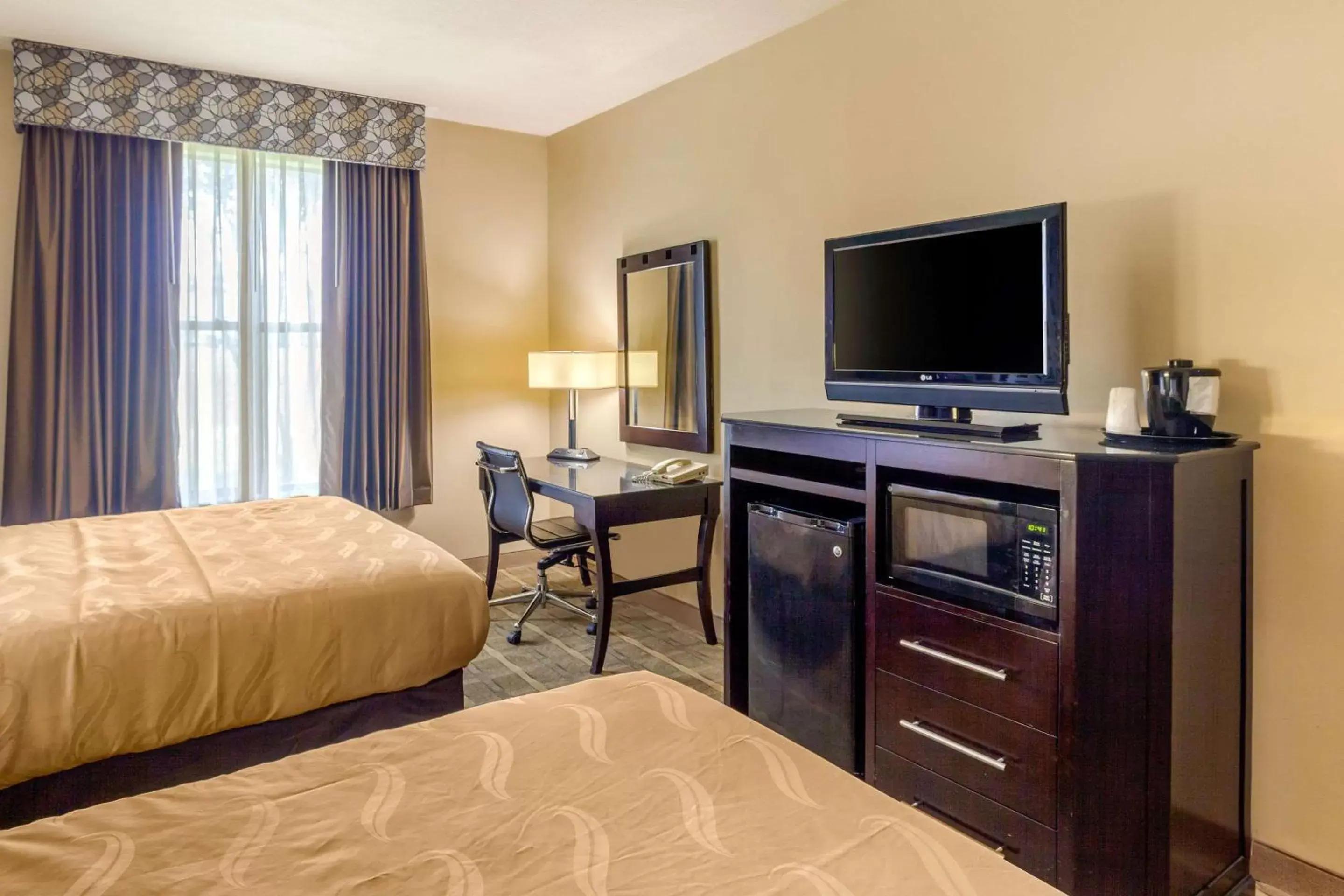 Photo of the whole room, TV/Entertainment Center in Quality Inn & Suites Durant