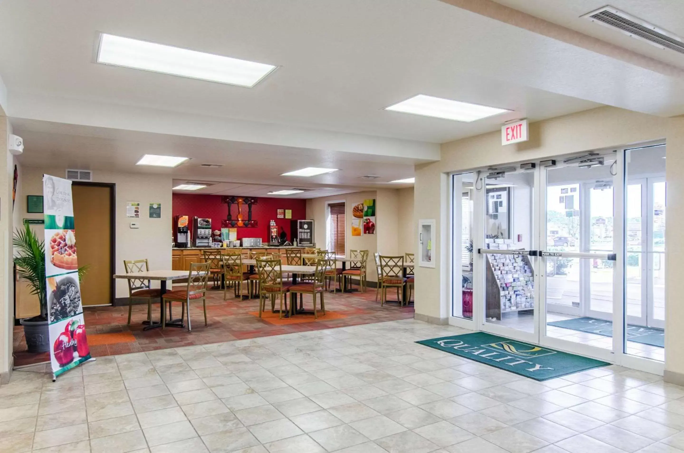 Lobby or reception, Restaurant/Places to Eat in Quality Inn Junction City near Fort Riley