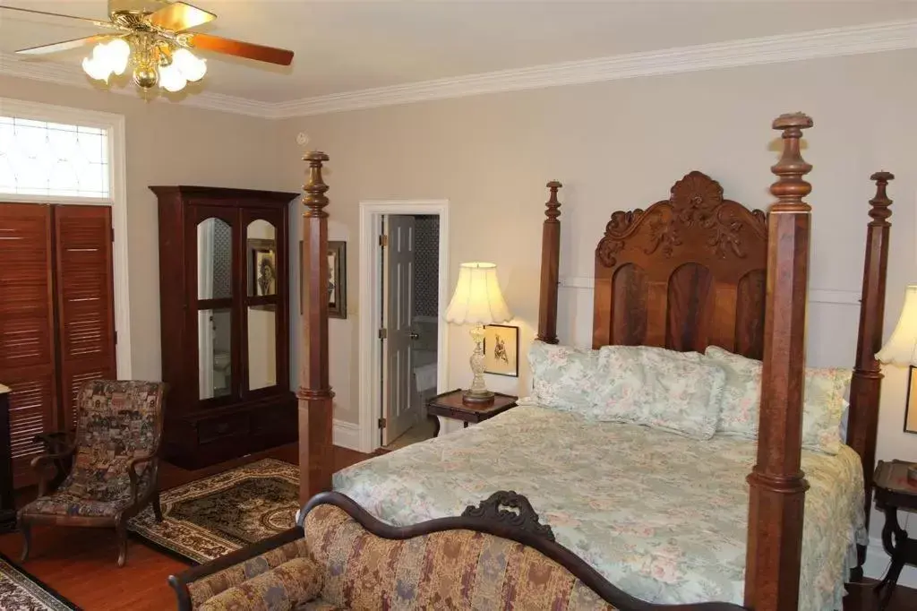 Photo of the whole room, Bed in Corners Mansion Inn - A Bed and Breakfast