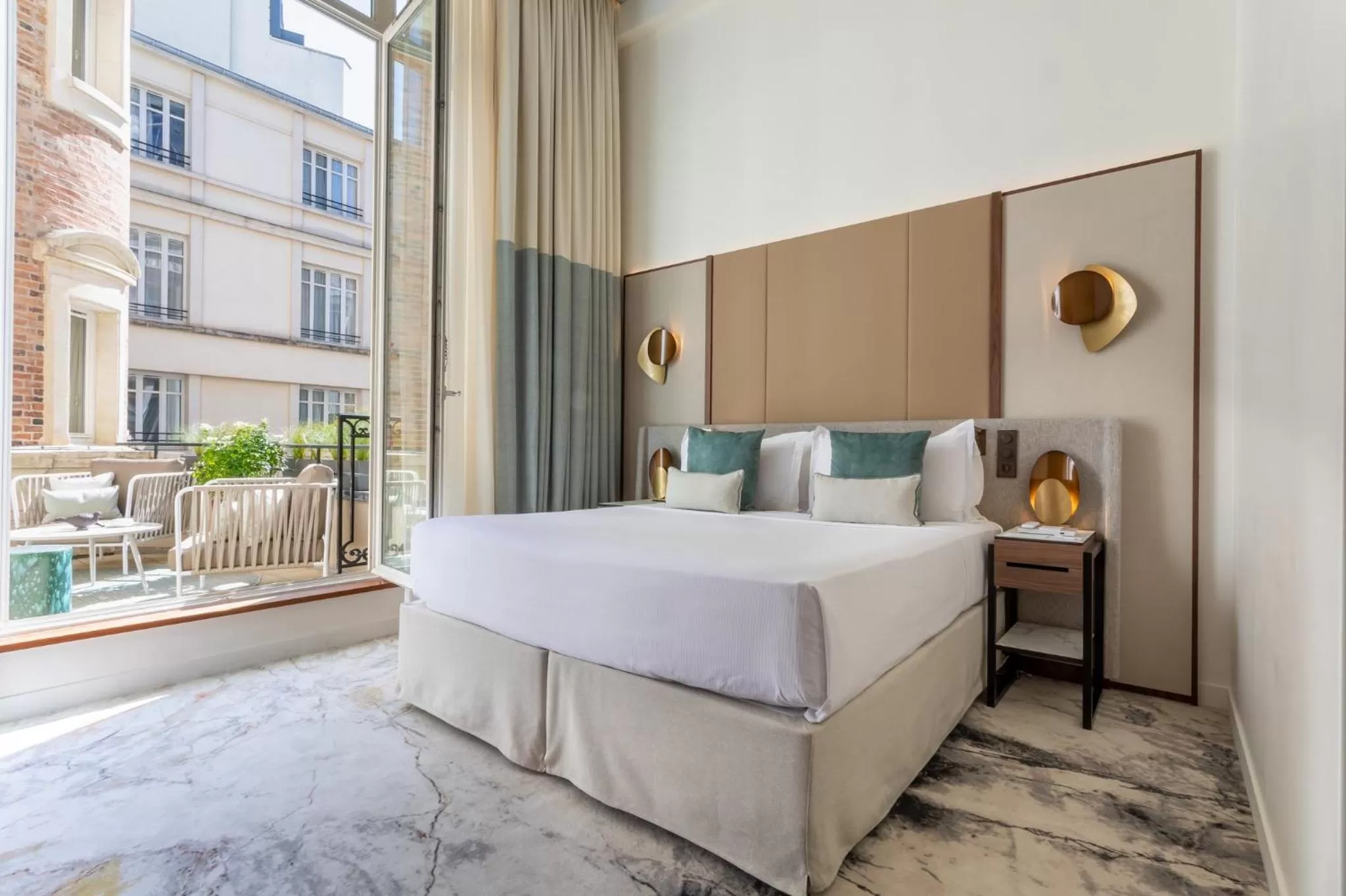 Photo of the whole room, Bed in InterContinental Paris Champs Elysées Etoile by IHG