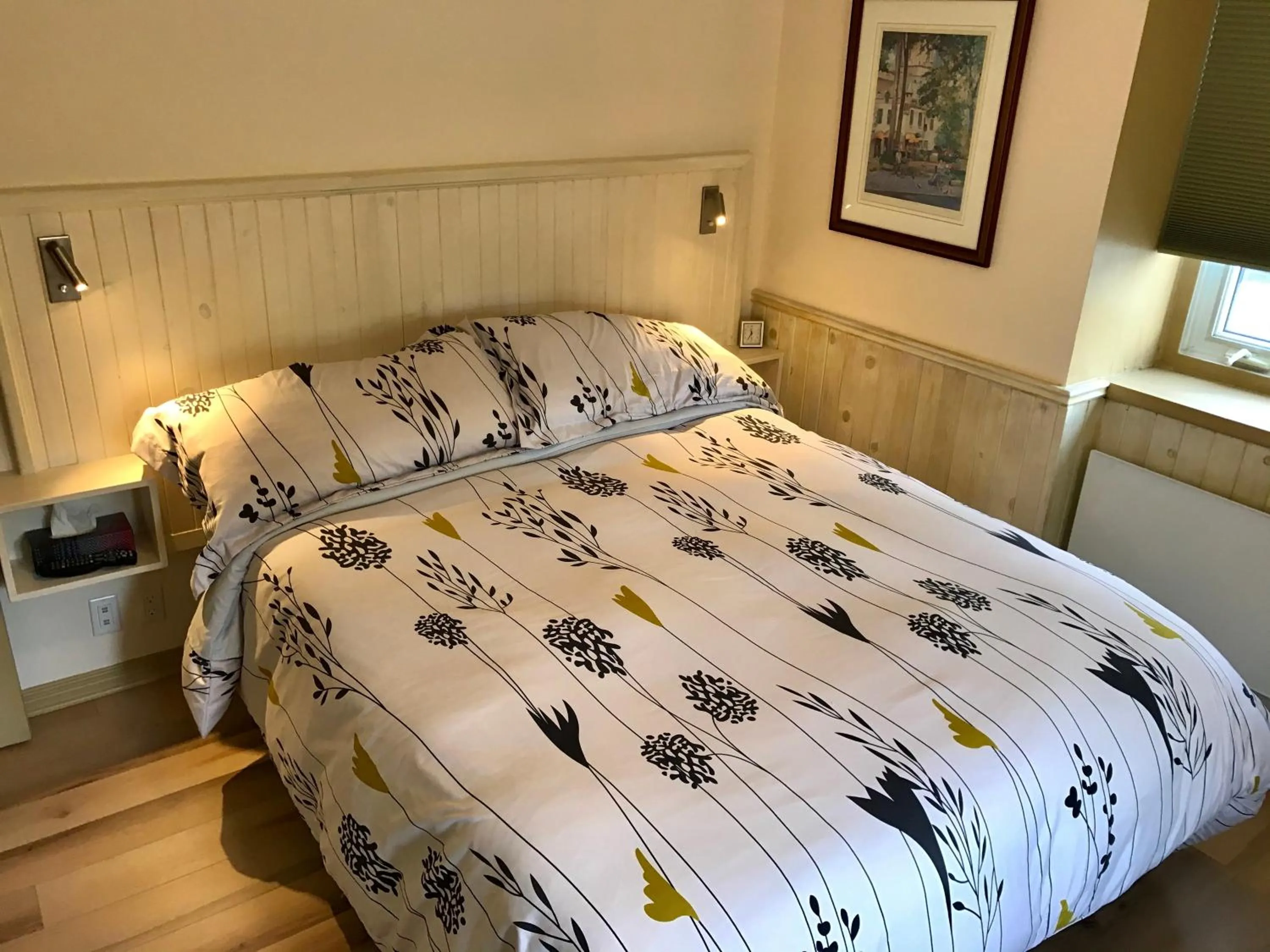 Bed in Auberge du Sault-à-la-Puce