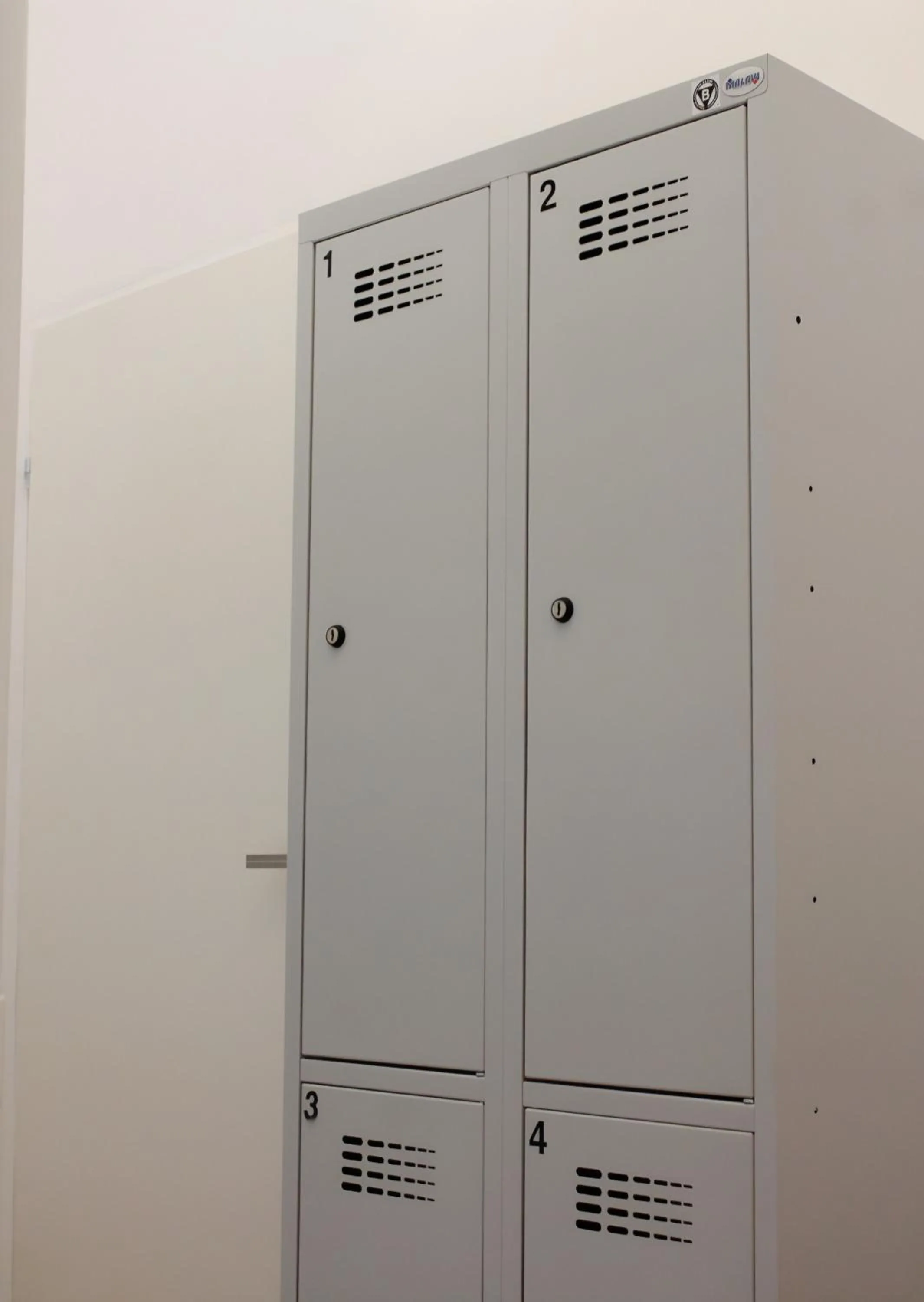 microwave in Warsaw Hostel Centrum Private Rooms & Dorms