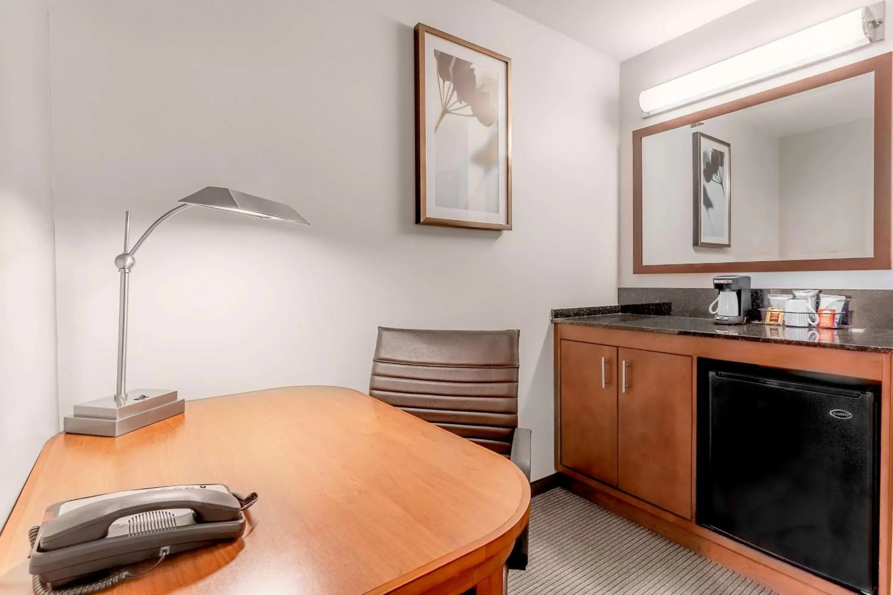 Photo of the whole room, Kitchen/Kitchenette in Hyatt Place Salt Lake City Airport