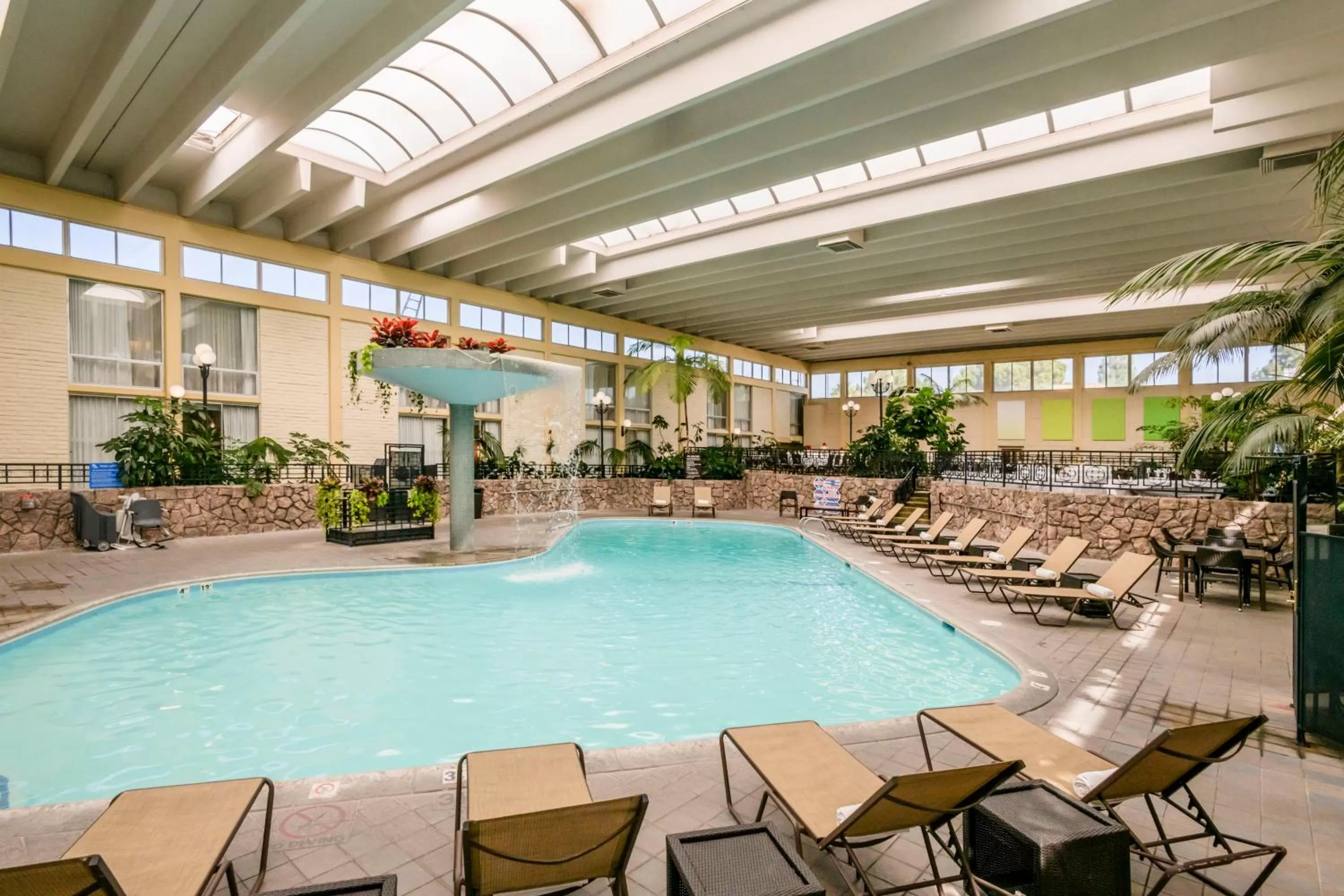 Swimming pool in Wyndham Garden Fresno Yosemite Airport