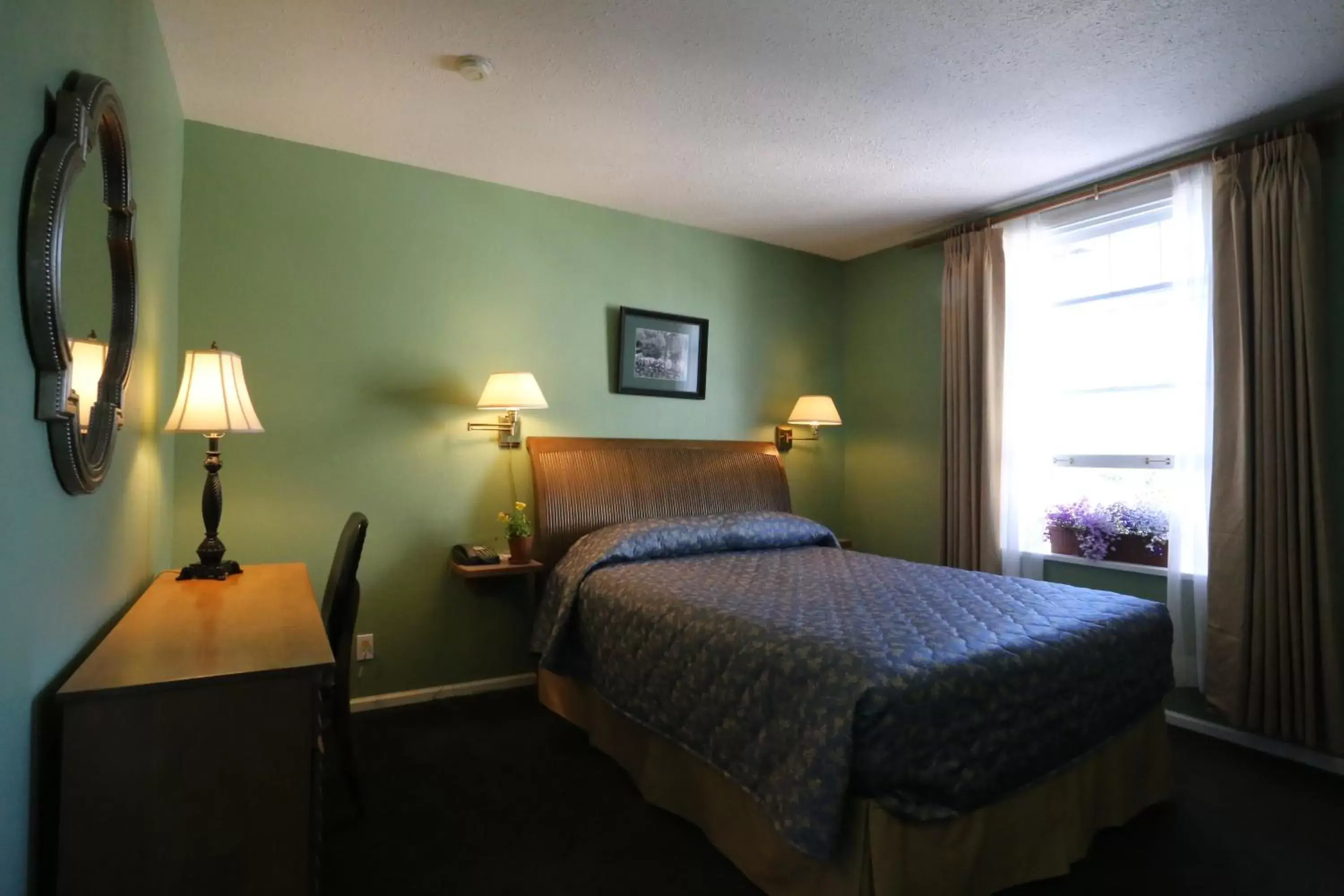 Standard Queen Room in James Bay Inn Hotel, Suites & Cottage