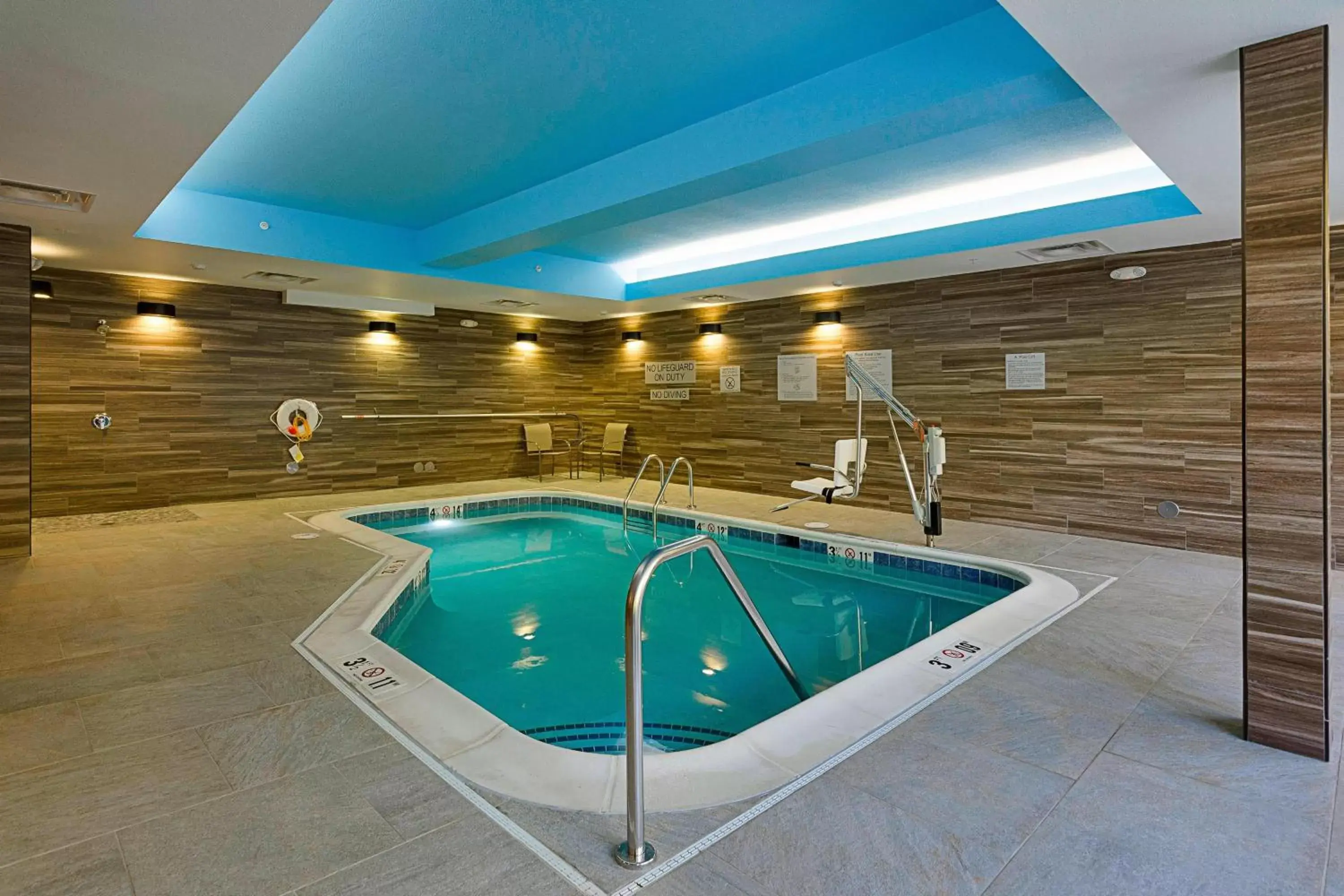 Swimming Pool in Fairfield Inn & Suites by Marriott Abingdon