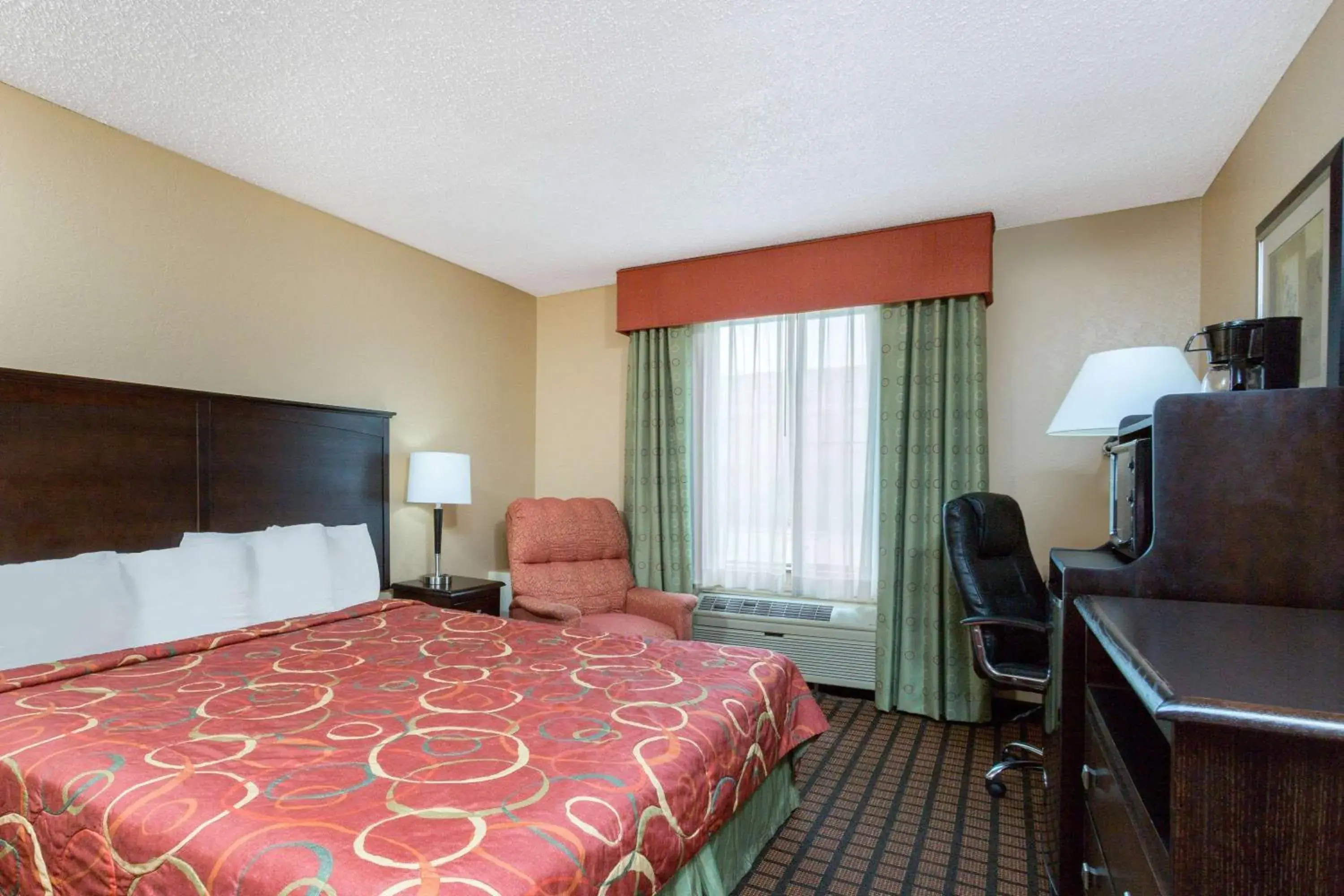 Photo of the whole room, Bed in Super 8 by Wyndham Texarkana AR