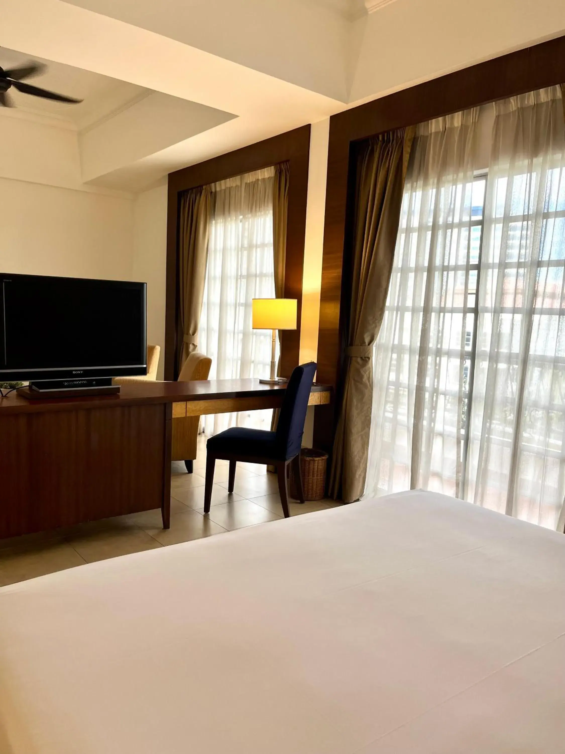 Bedroom, TV/Entertainment Center in Flamingo Hotel By The Lake, Kuala Lumpur