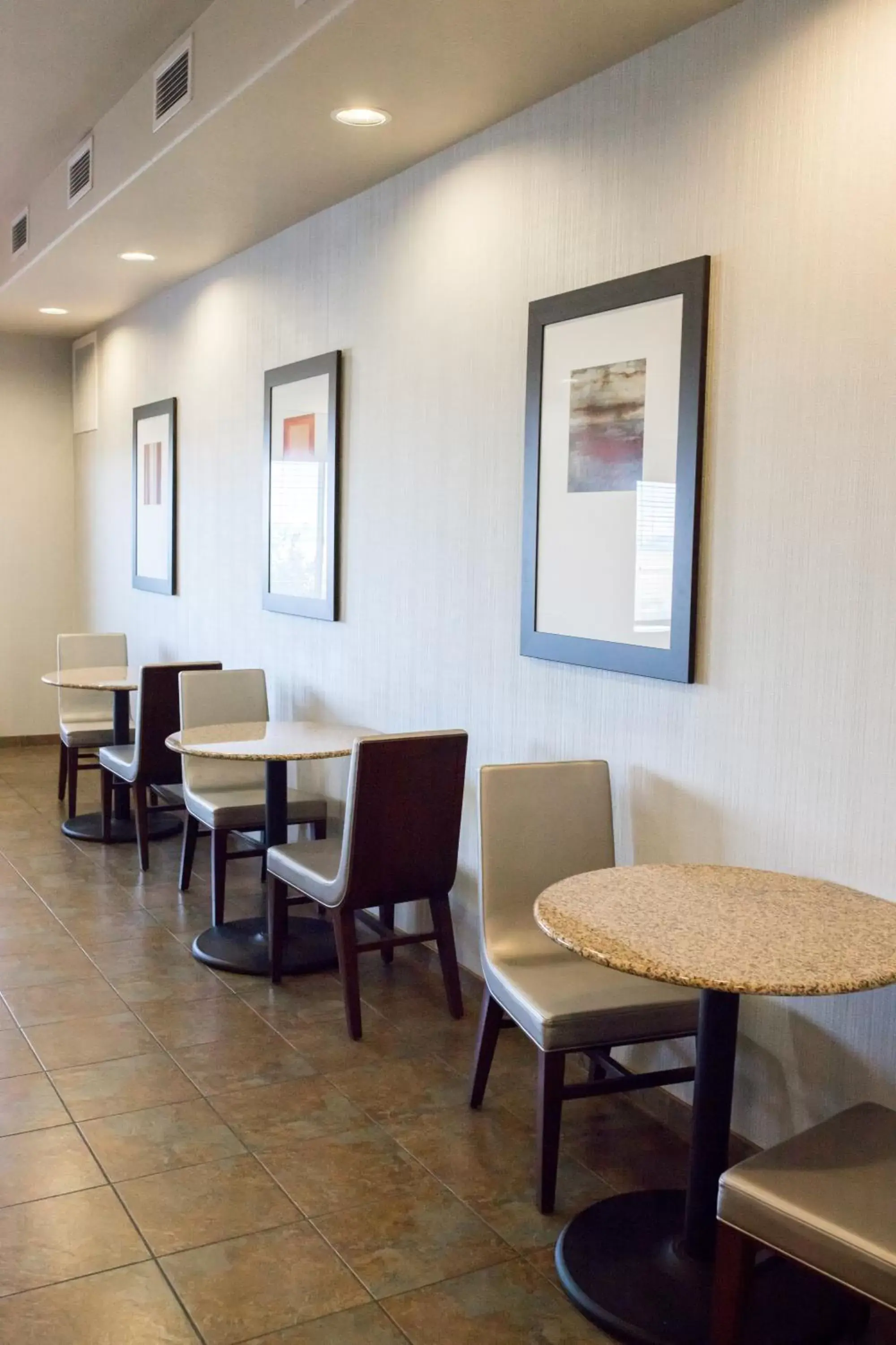 Dining area in Wingate by Wyndham Moses Lake