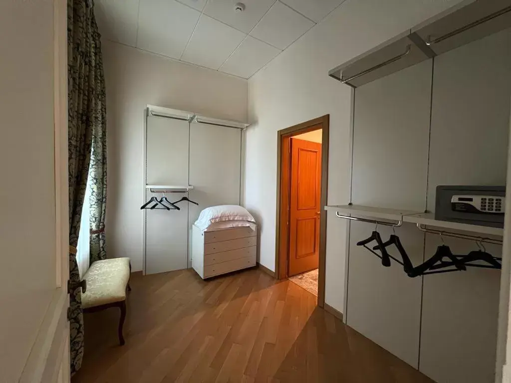 wardrobe, Bed in Domus Stella Maris - Casa per Ferie