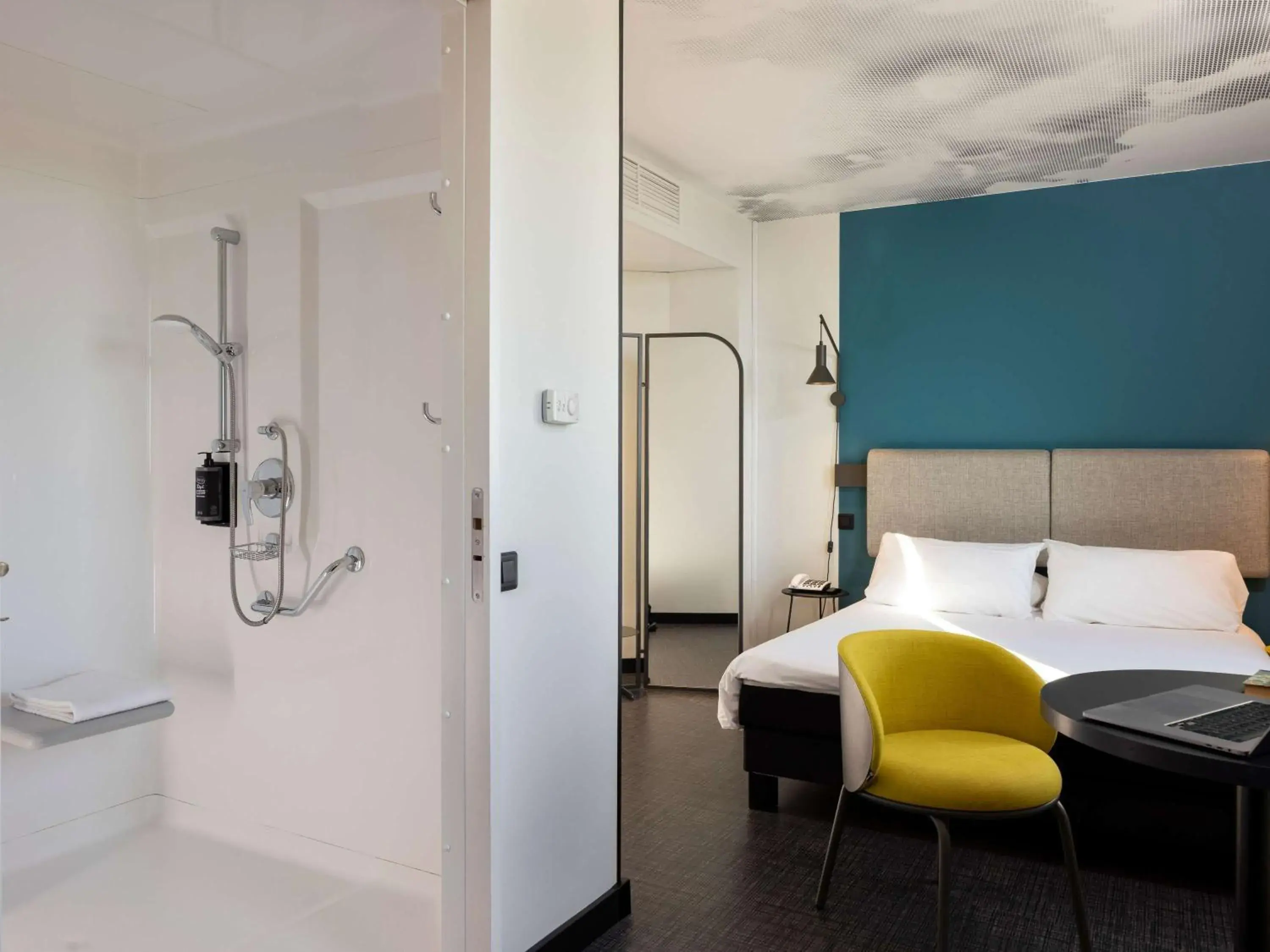 Bedroom, Bathroom in ibis Marseille Centre Euromed