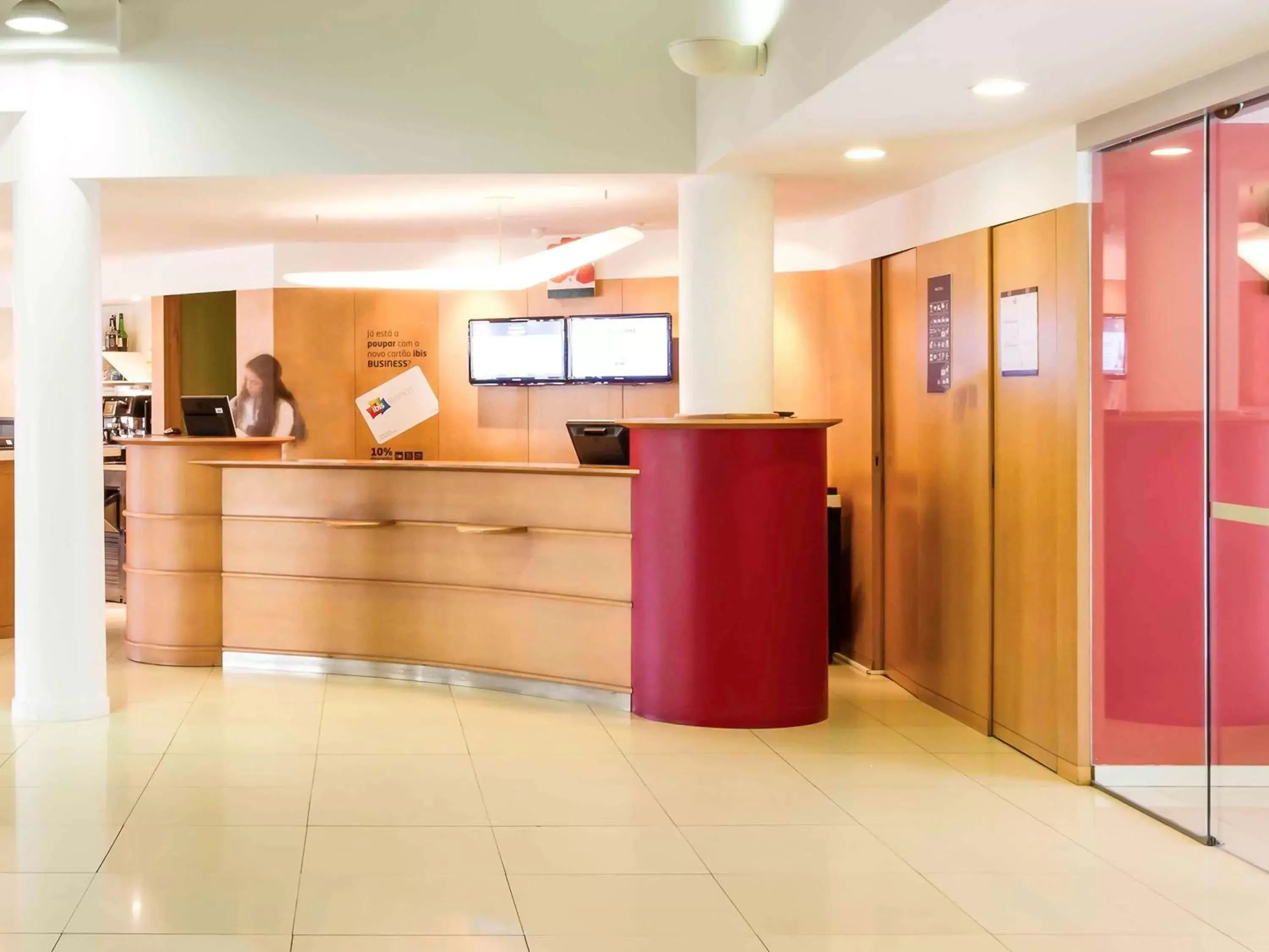 Property building, Lobby/Reception in Hotel ibis Setubal