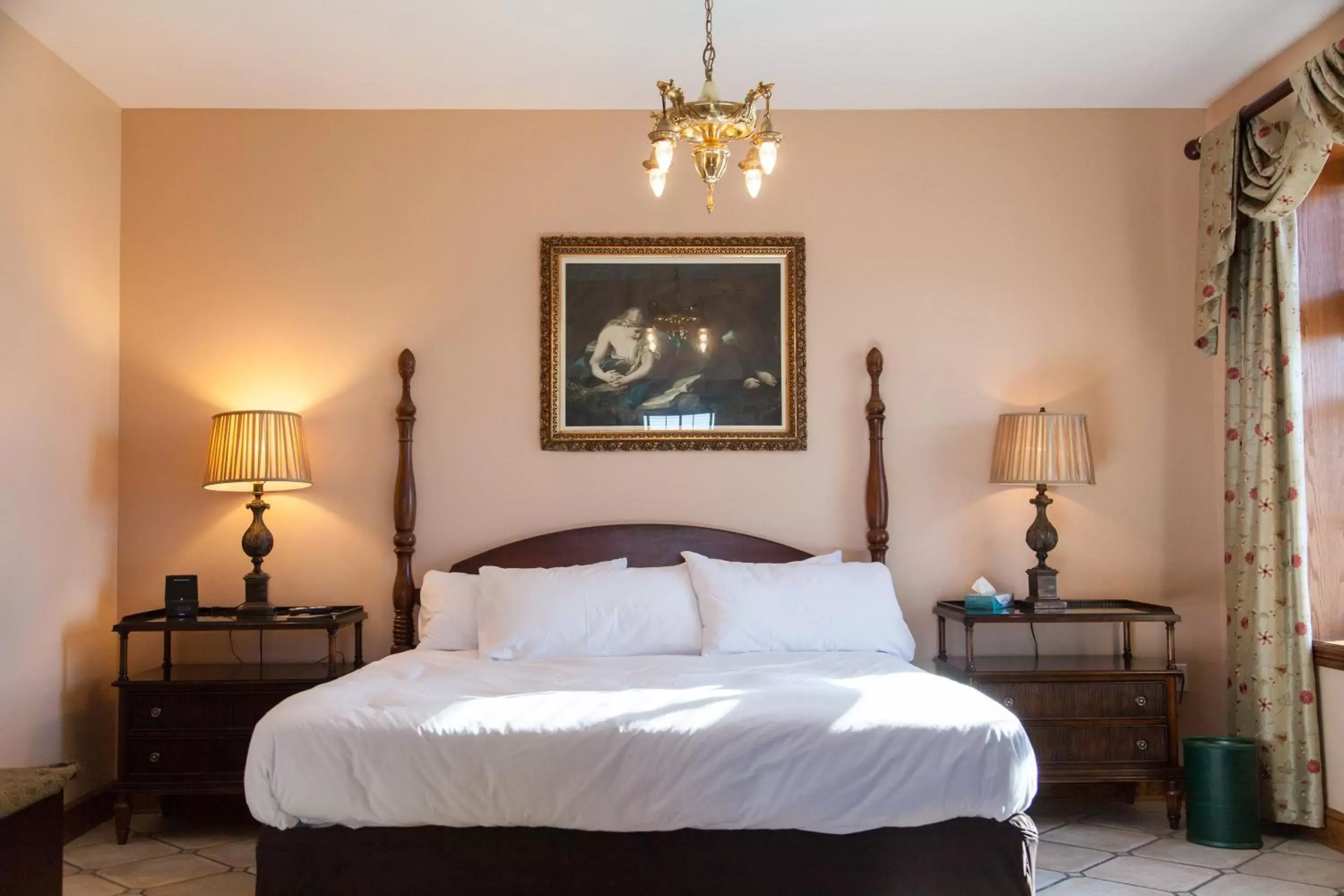 Bathroom, Bed in Landmark Inn