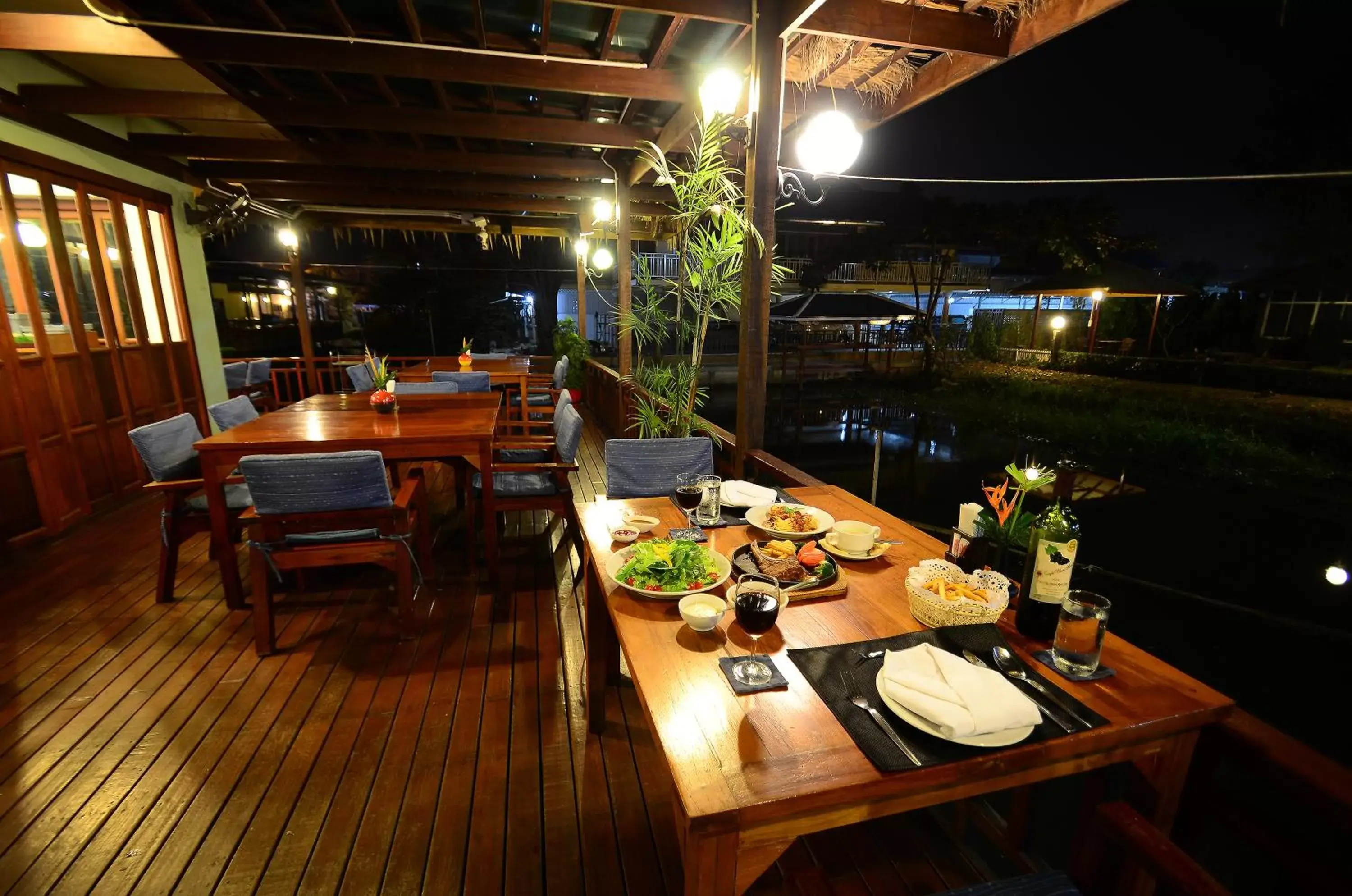 Restaurant/Places to Eat in Maikaew Damnoen Resort