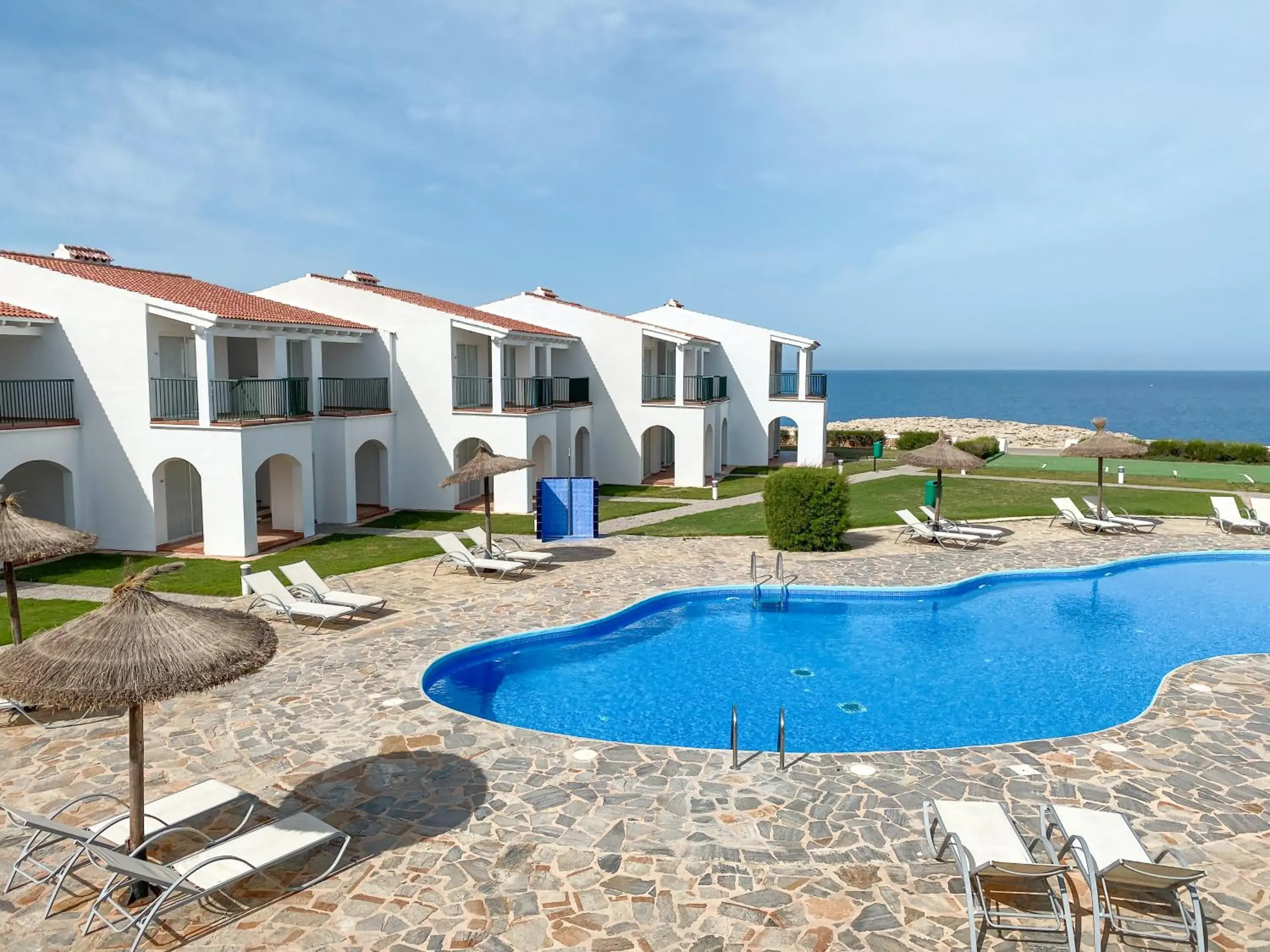 Property building, Swimming Pool in RV Hotel Sea Club Menorca