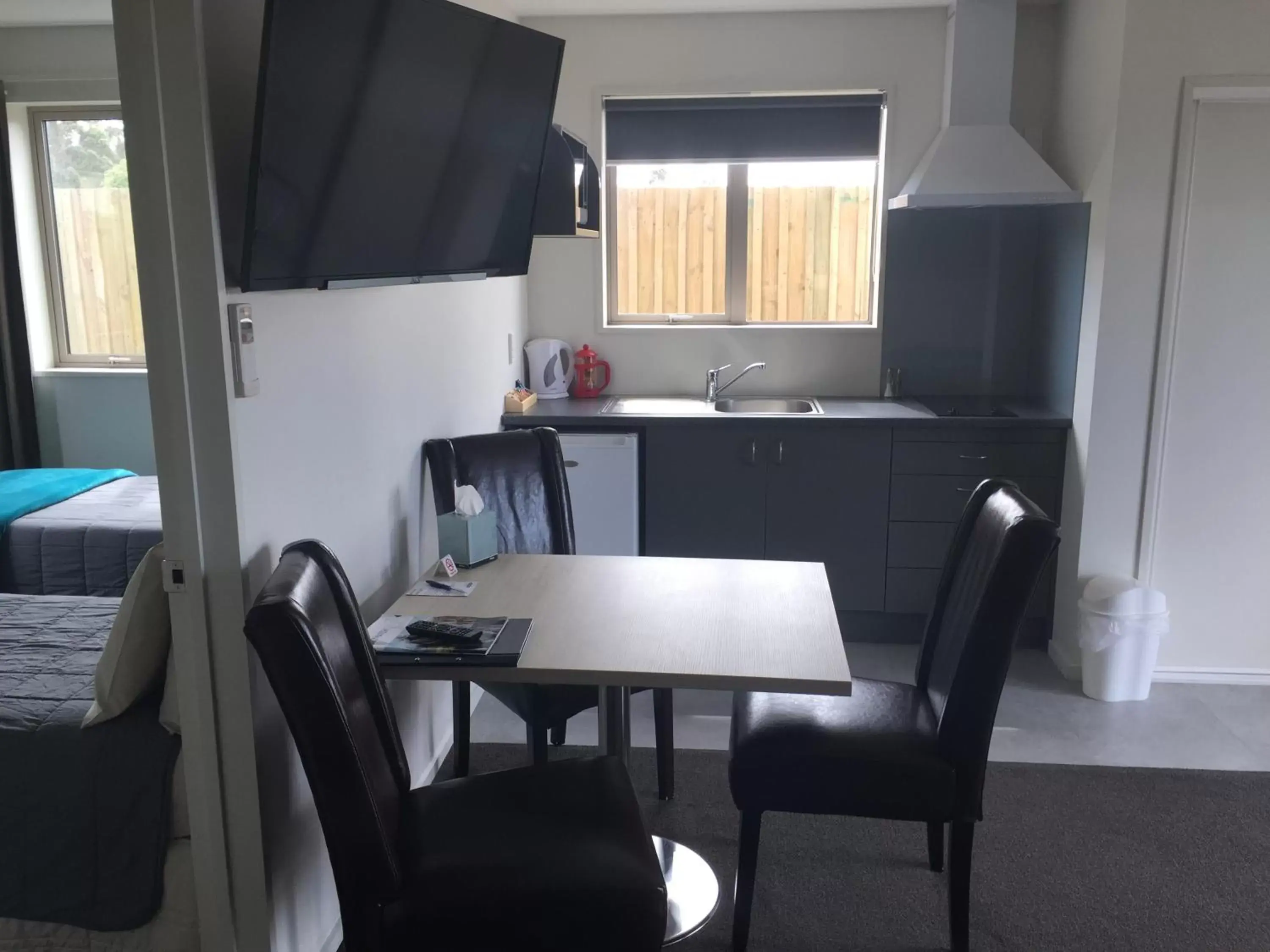 Kitchen/Kitchenette in Rolleston Highway Motel