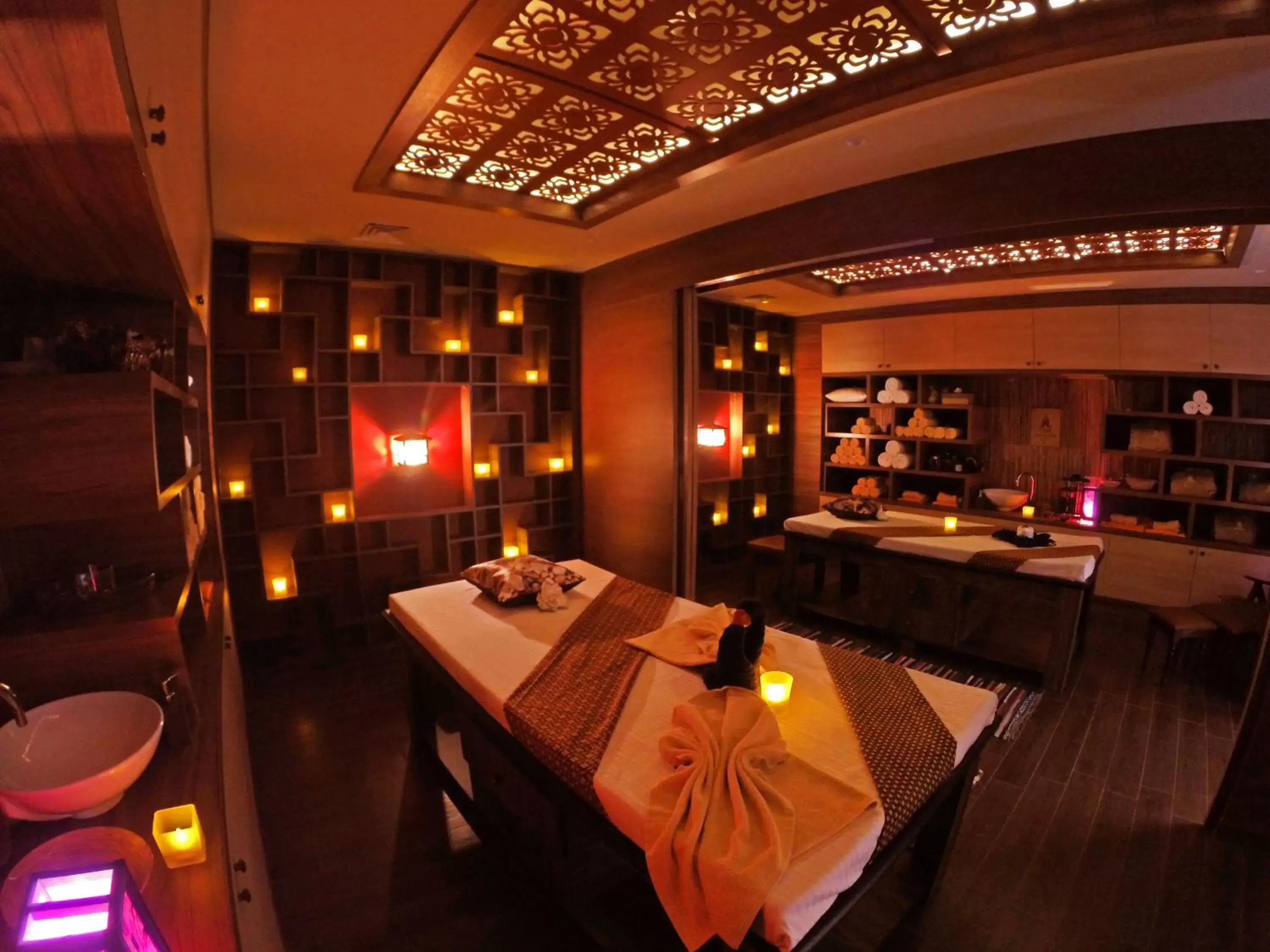 Massage, Restaurant/Places to Eat in Opera Suite Hotel