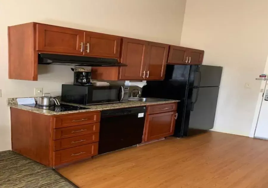 Kitchen/Kitchenette in Candlewood Suites Temple, an IHG Hotel