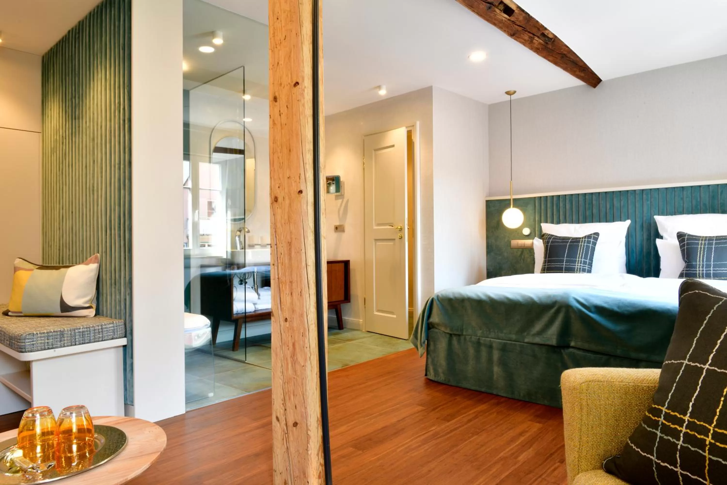 Bathroom, Bed in Romantik Hotel Markusturm