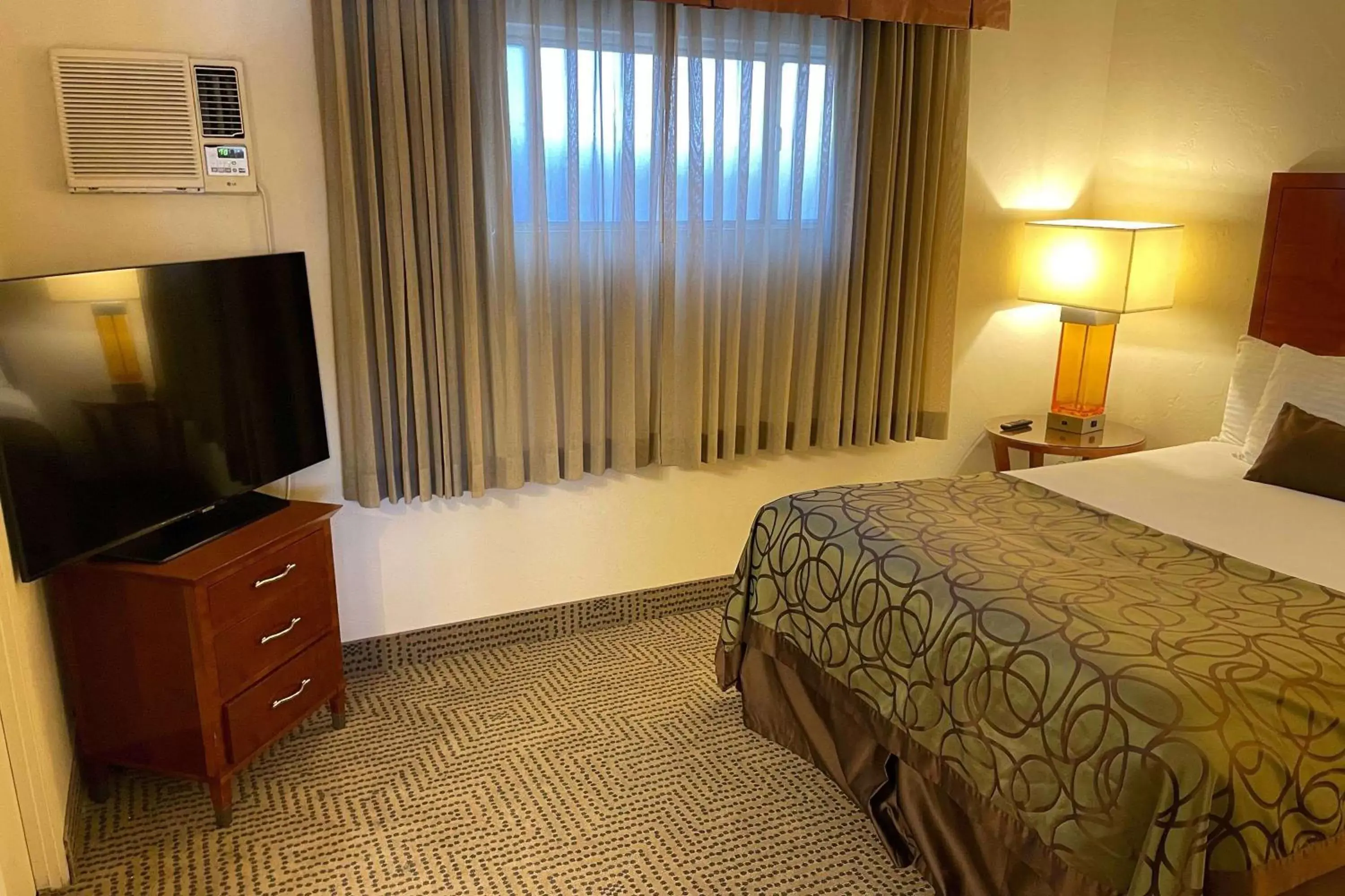 Photo of the whole room, Bed in Coronado Motor Hotel, a Travelodge by Wyndham