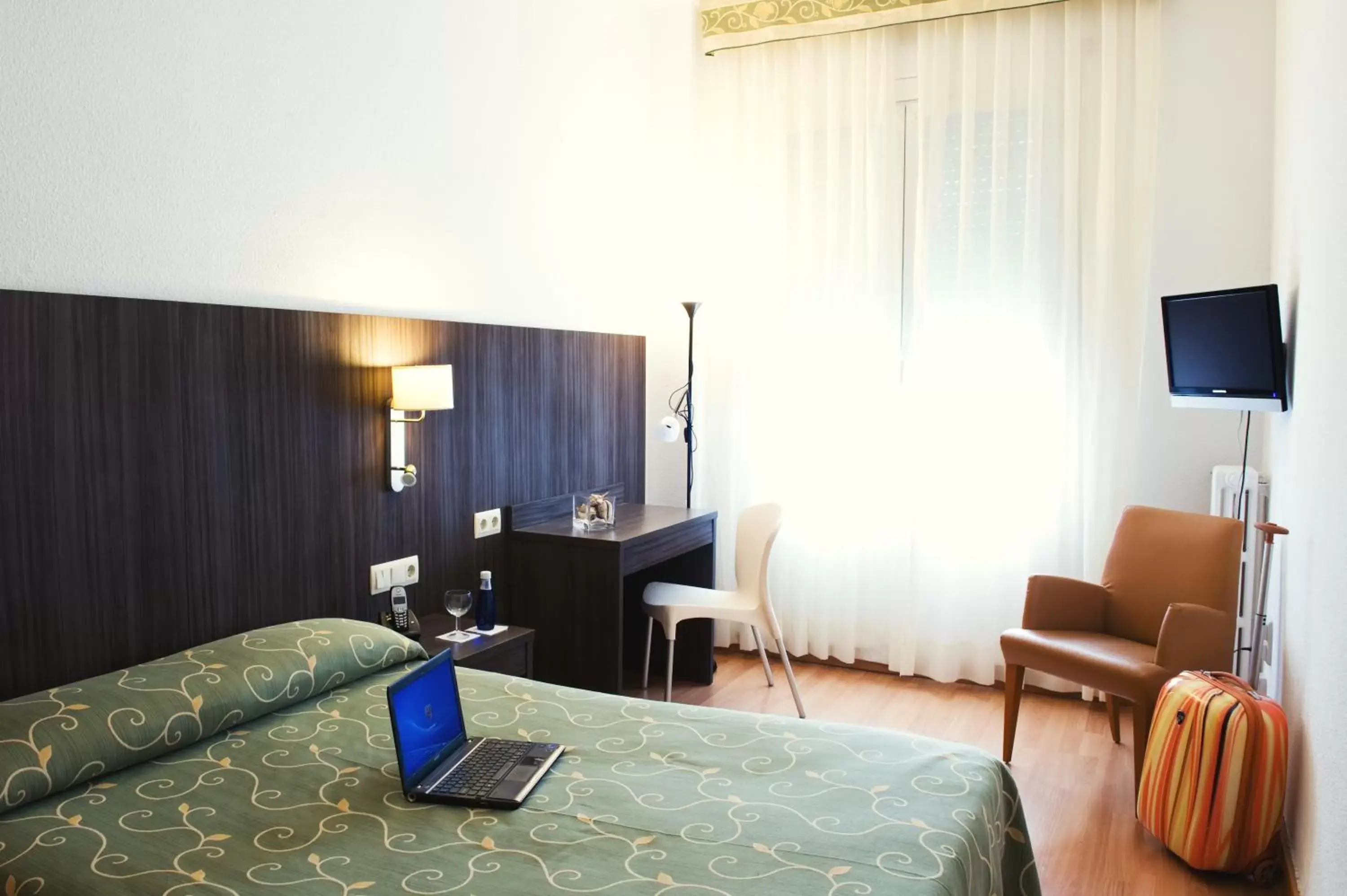 Bed, Seating Area in Hotel Miramar Badalona