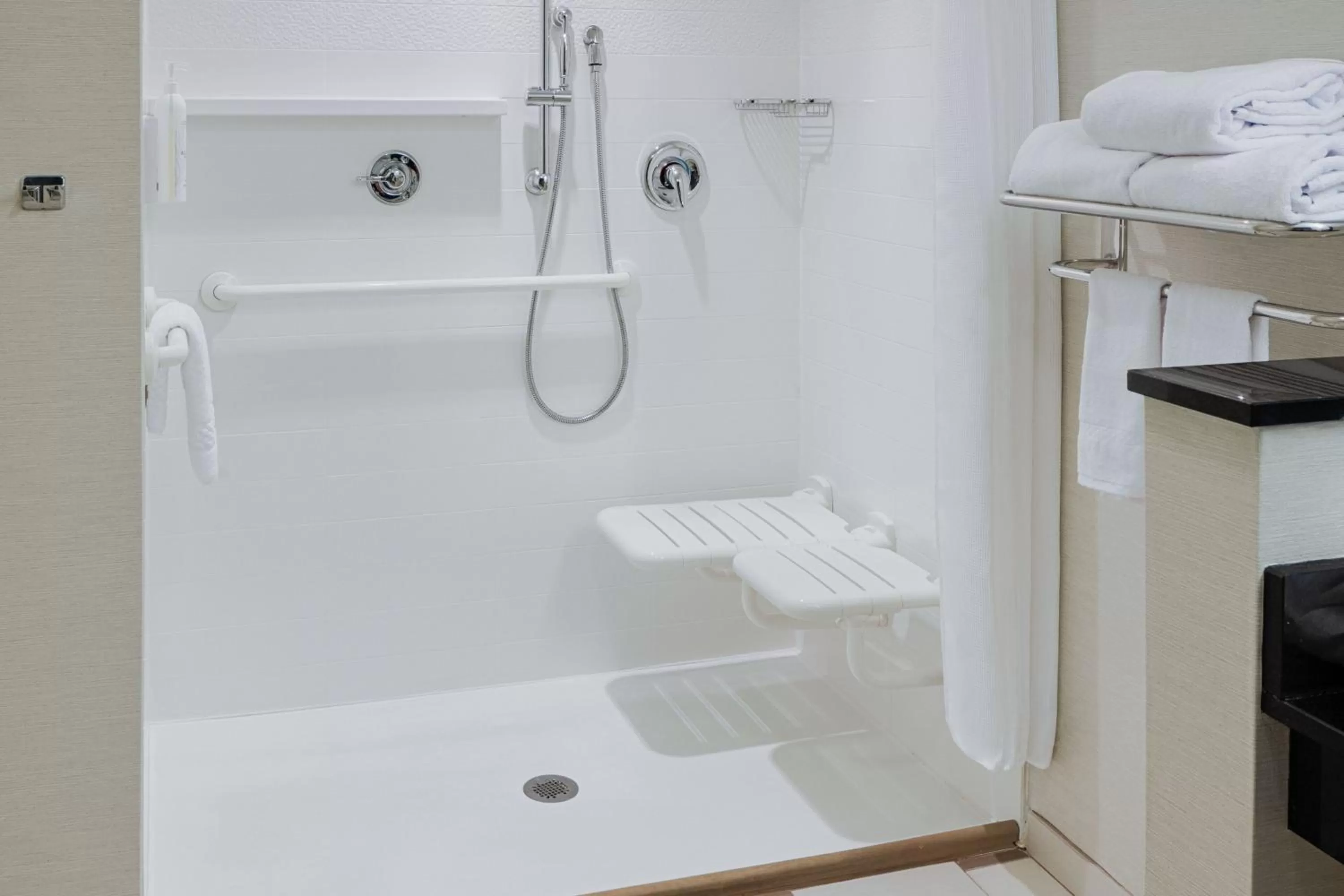 Bathroom in Fairfield Inn & Suites by Marriott Columbus Airport