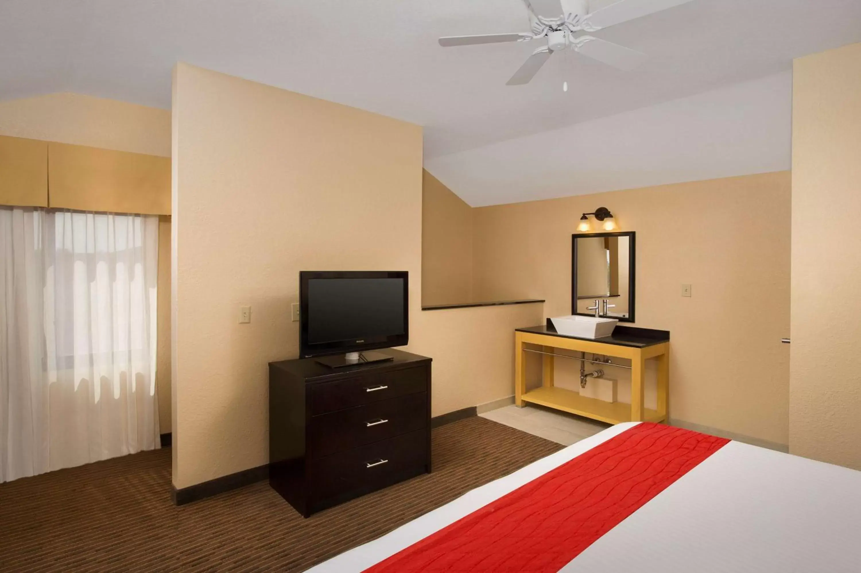 Photo of the whole room, TV/Entertainment Center in Best Western Alamo Suites Downtown