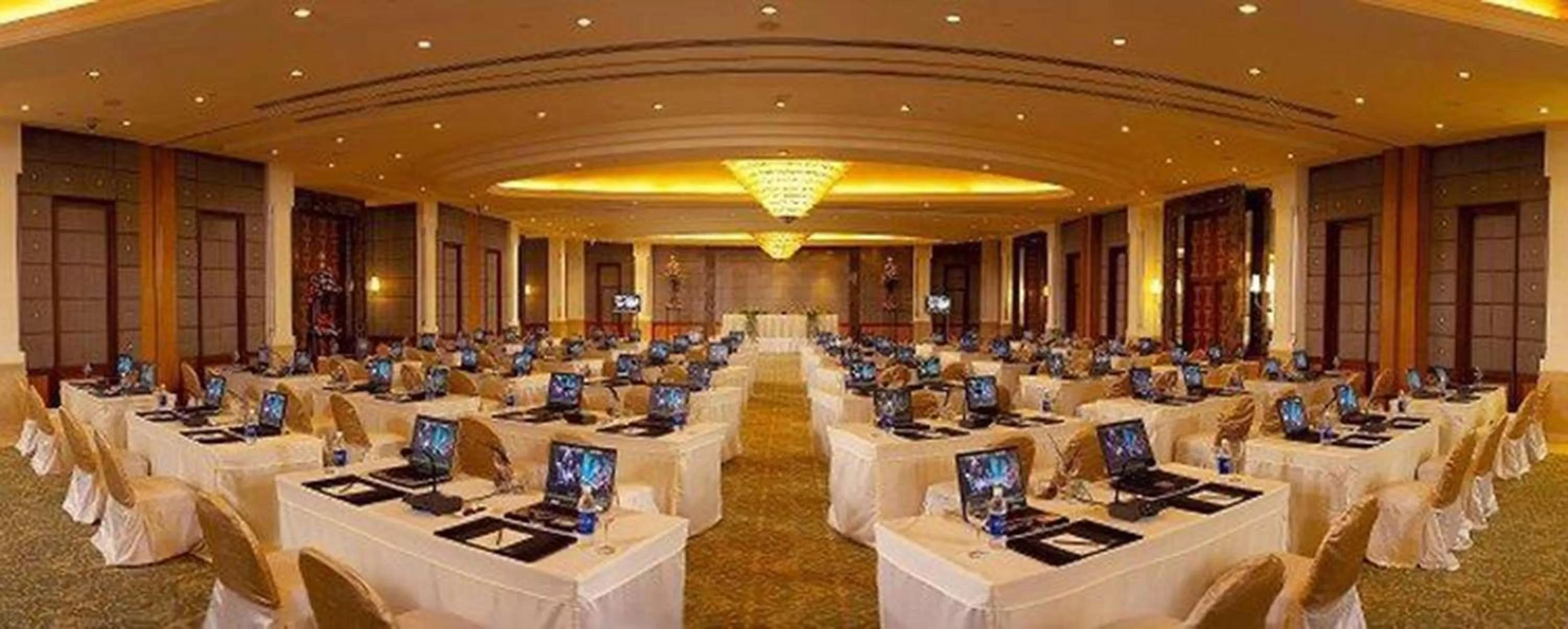 Meeting/conference room in Radisson Blu MBD Hotel Noida