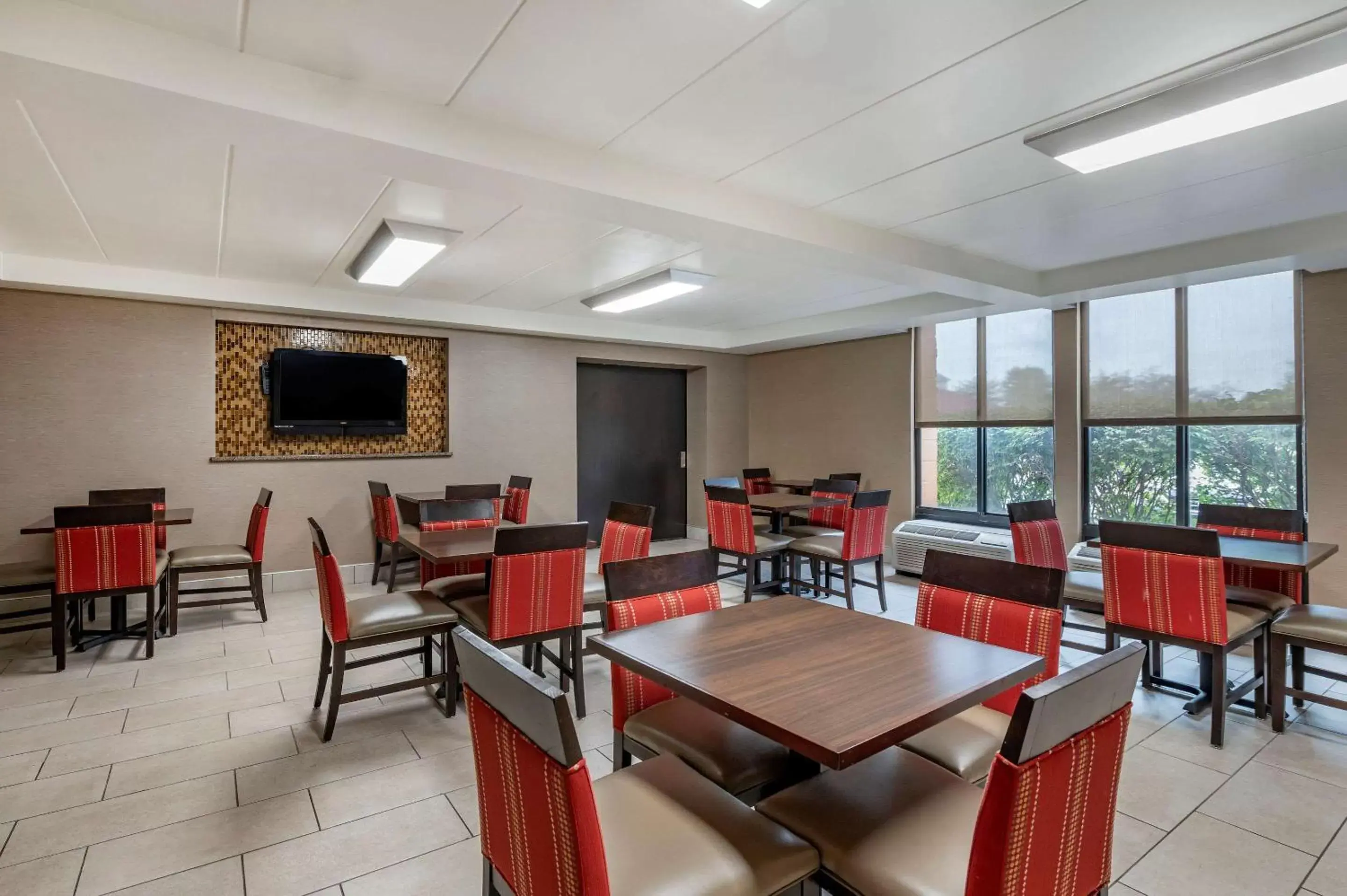 Restaurant/Places to Eat in Comfort Inn Northeast Cincinnati