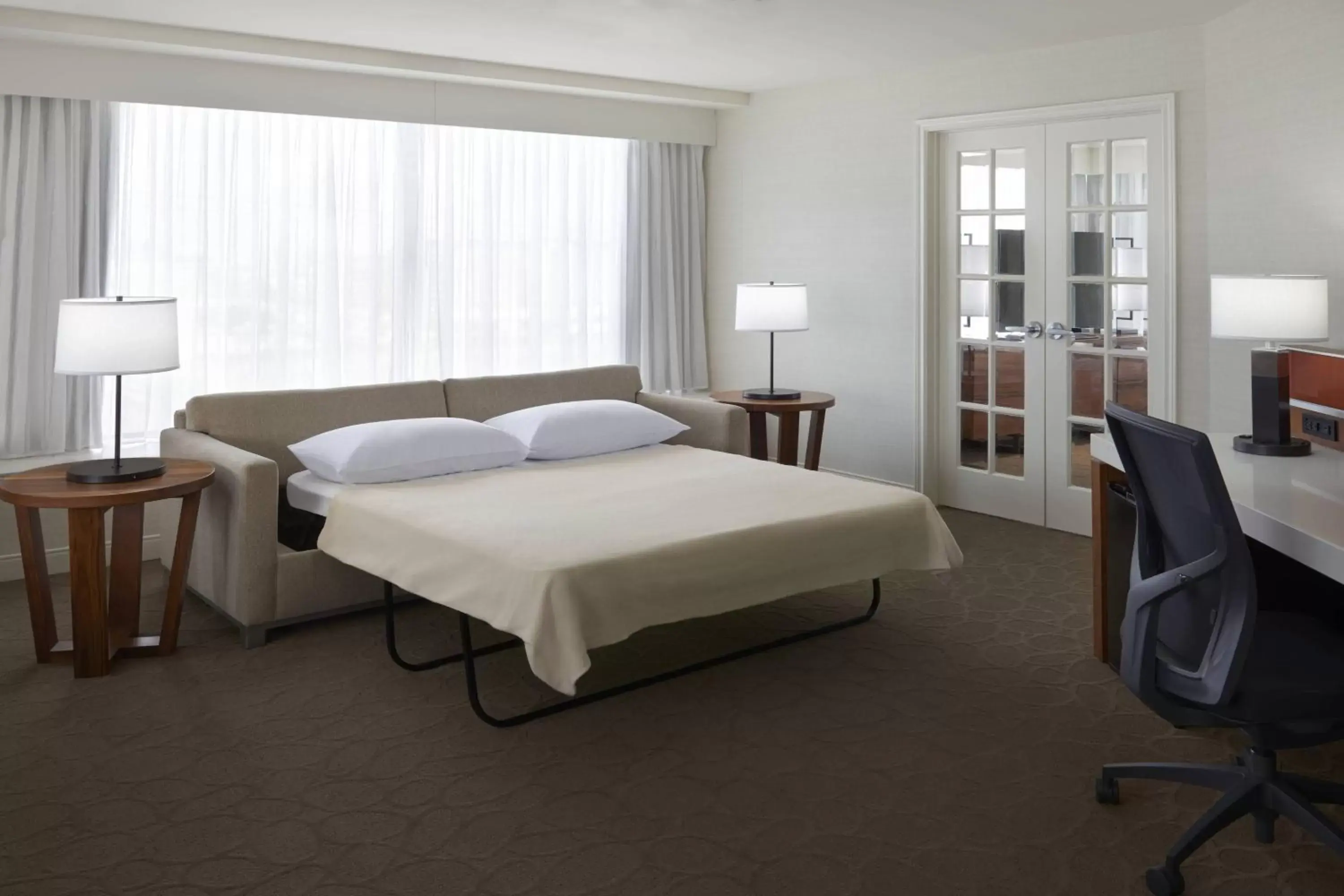 Photo of the whole room, Bed in Delta Hotels by Marriott Toronto Airport & Conference Centre