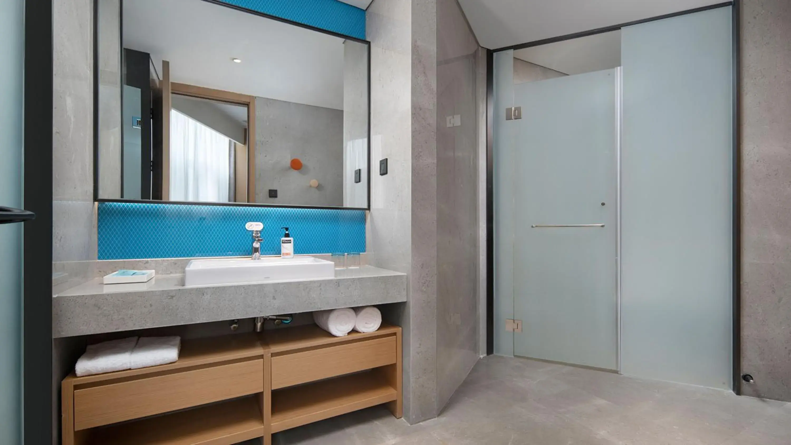 Photo of the whole room, Bathroom in Holiday Inn Express Xi'an Qujiang Center, an IHG Hotel