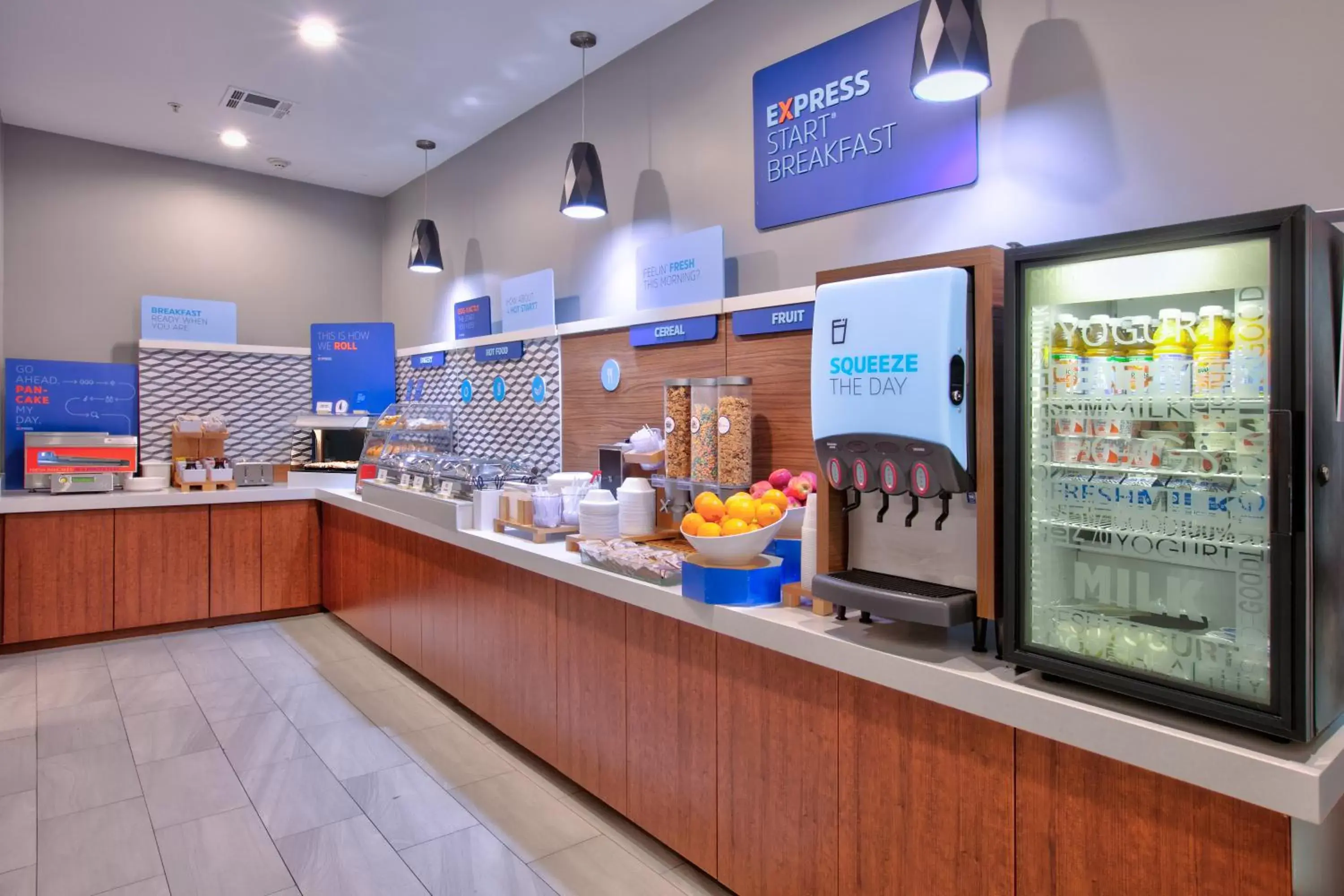 Food and drinks in Holiday Inn Express & Suites North Dallas at Preston, an IHG Hotel