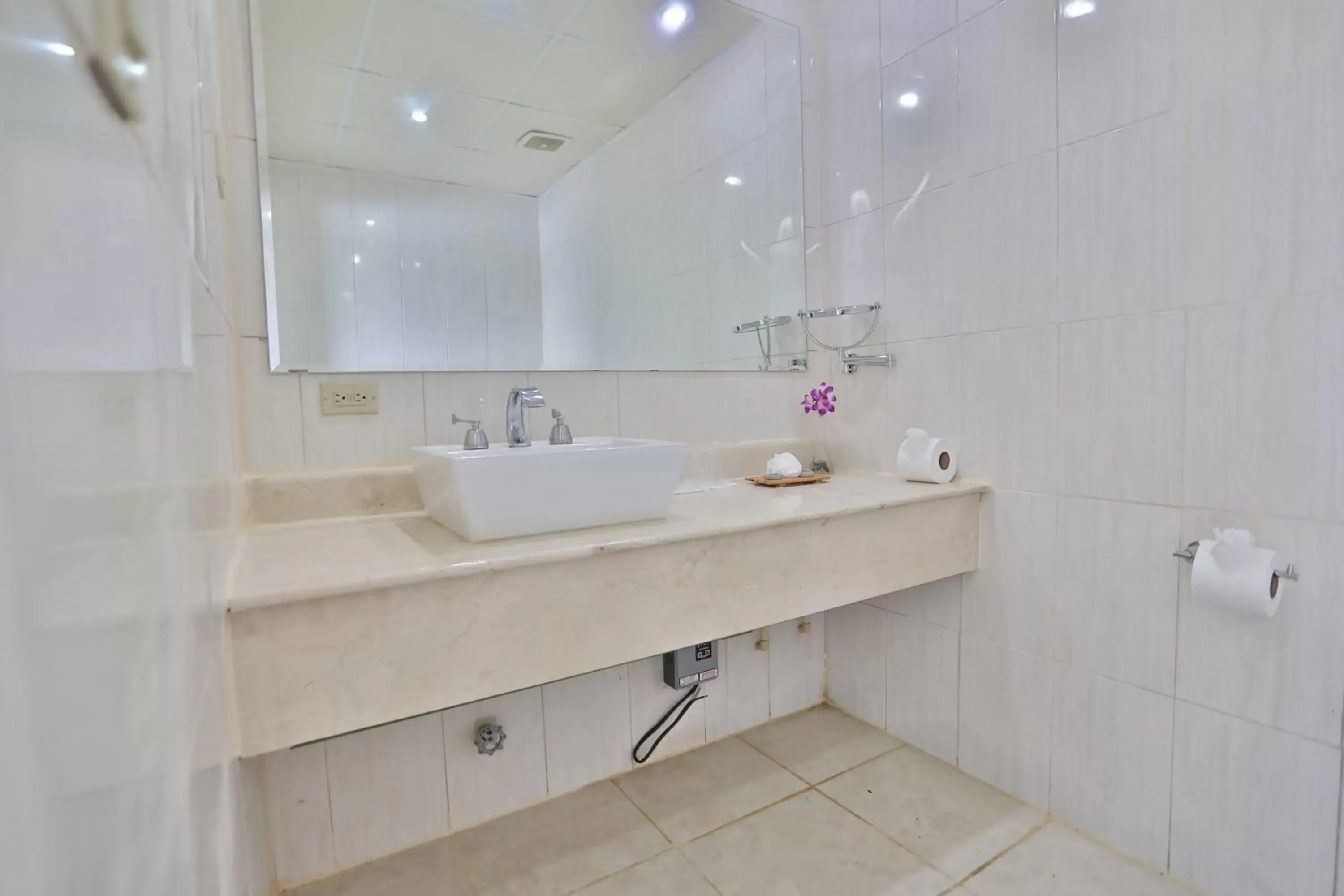 Bathroom in Playa Tortuga Hotel and Beach Resort