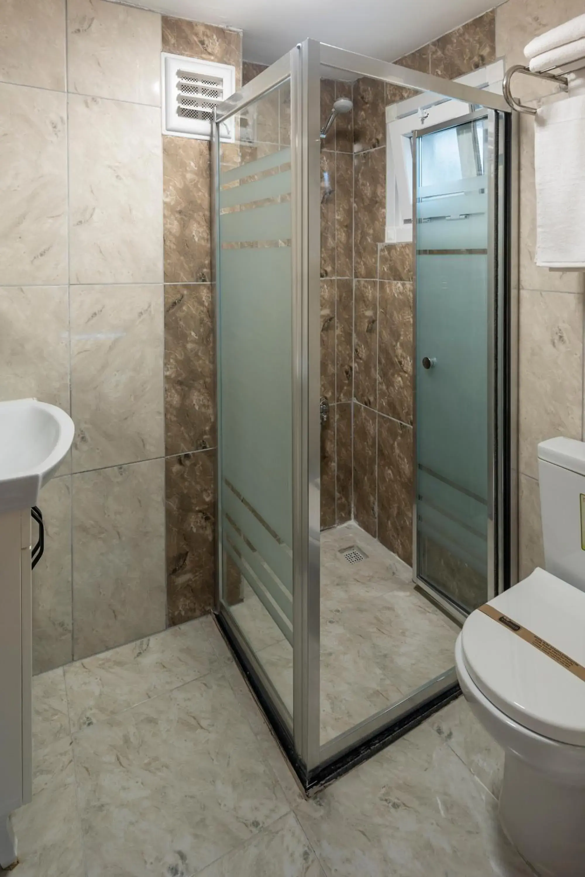 Shower, Bathroom in Grey House Hotel