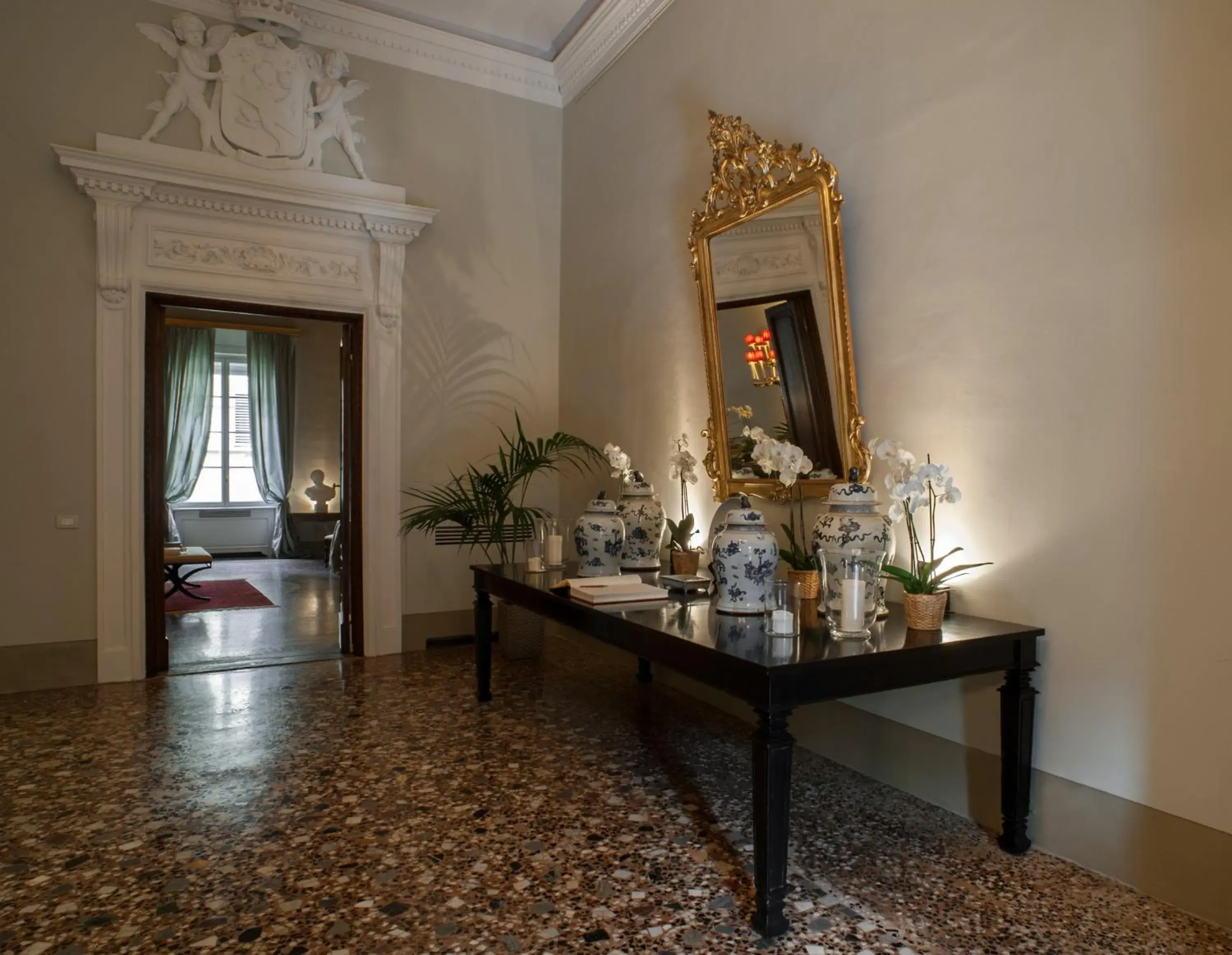 Lobby or reception in Al Palazzo del Marchese di Camugliano Residenza d'Epoca