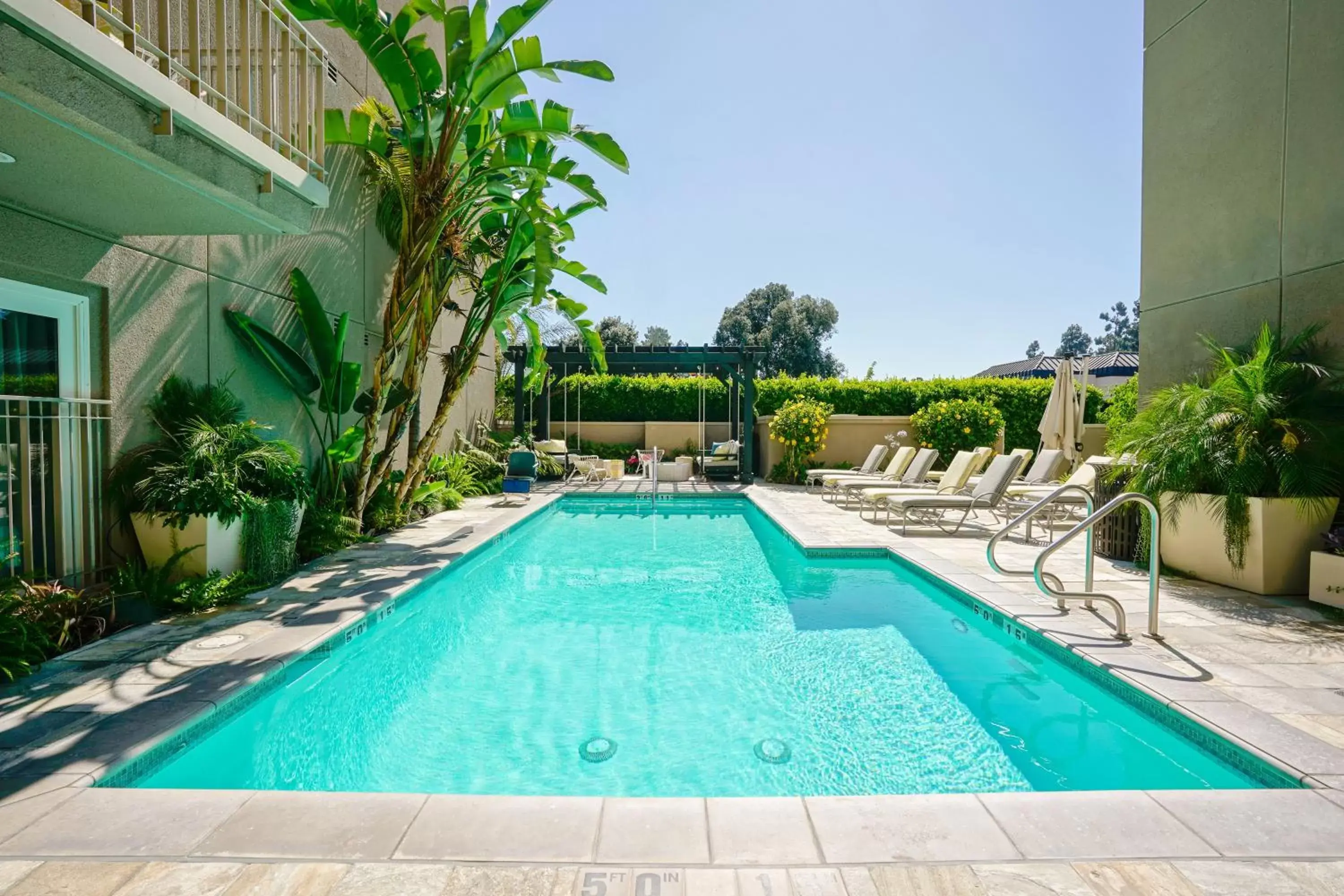 Swimming Pool in Hotel Amarano Burbank-Hollywood