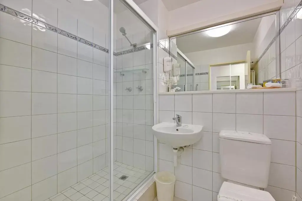 Bathroom in Burnie Central Townhouse Hotel