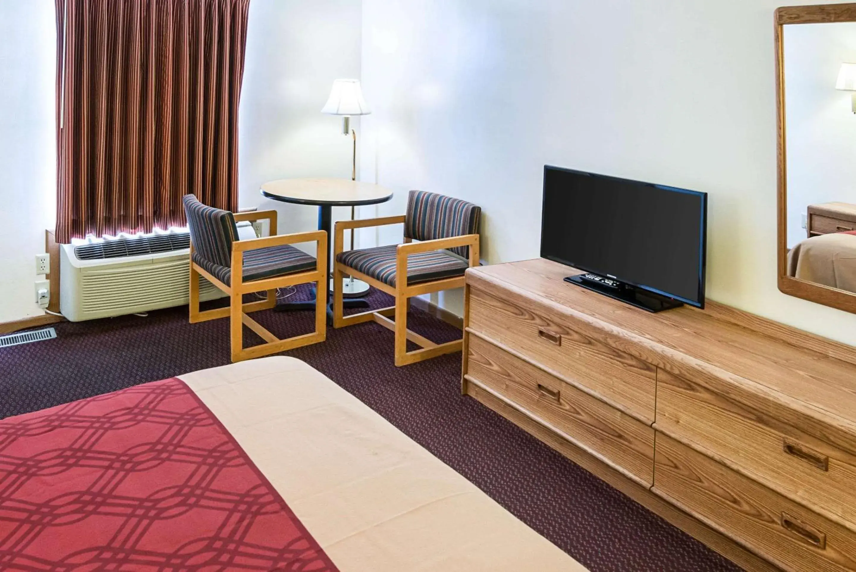 Photo of the whole room, TV/Entertainment Center in Rodeway Inn & Suites Austin