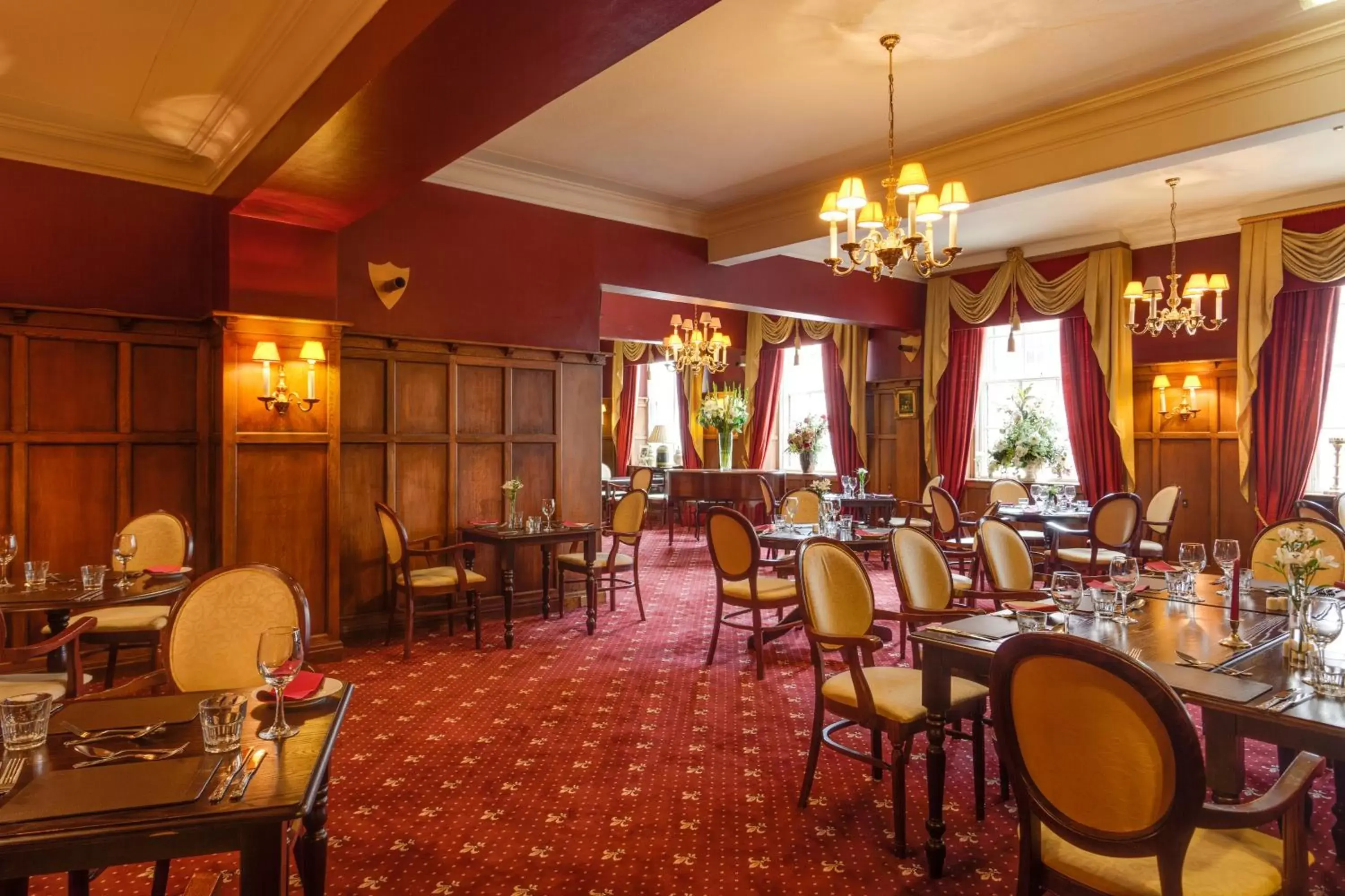 Restaurant/Places to Eat in The Saracens Head Hotel