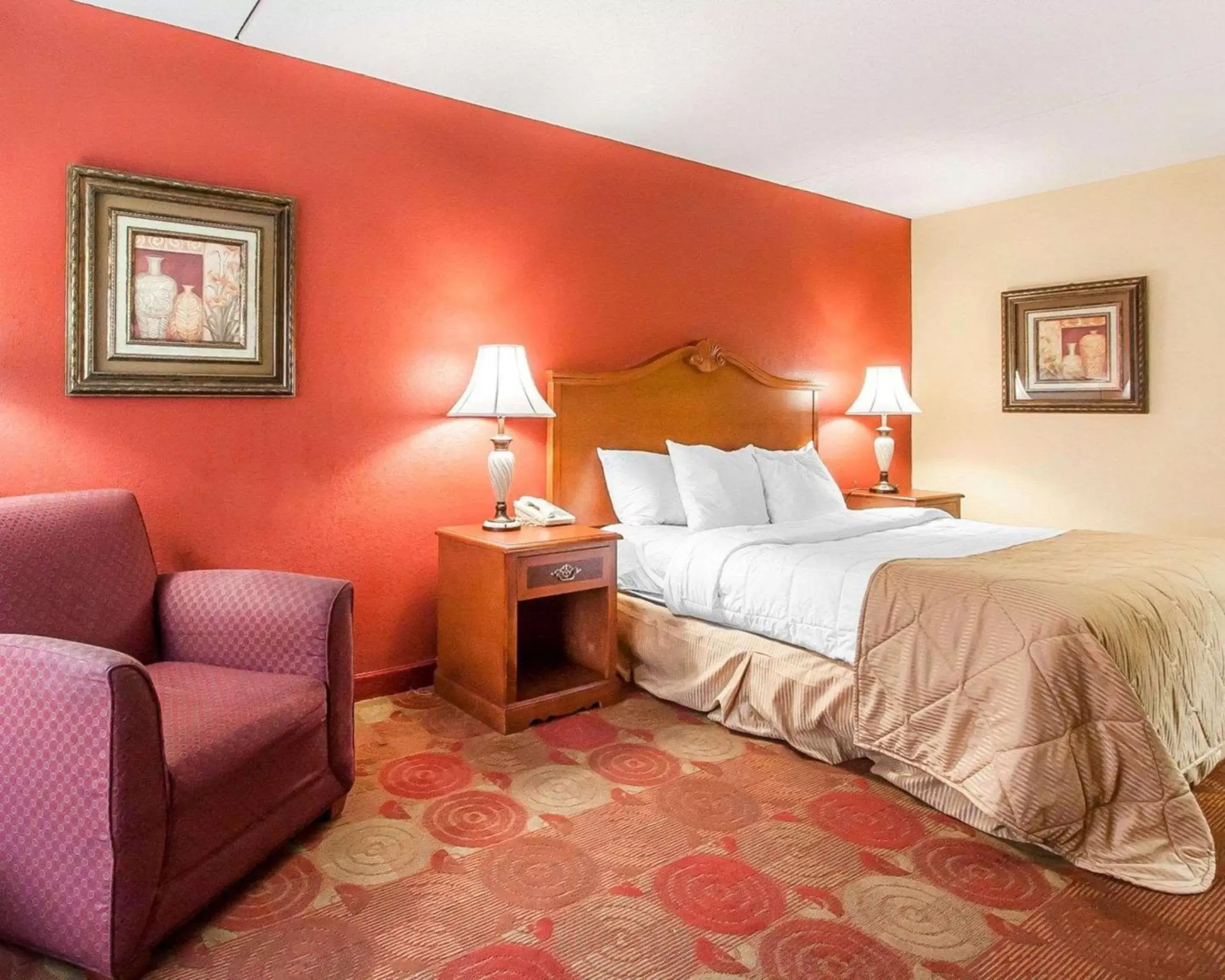 Photo of the whole room, Bed in Clarion Inn & Suites University Center